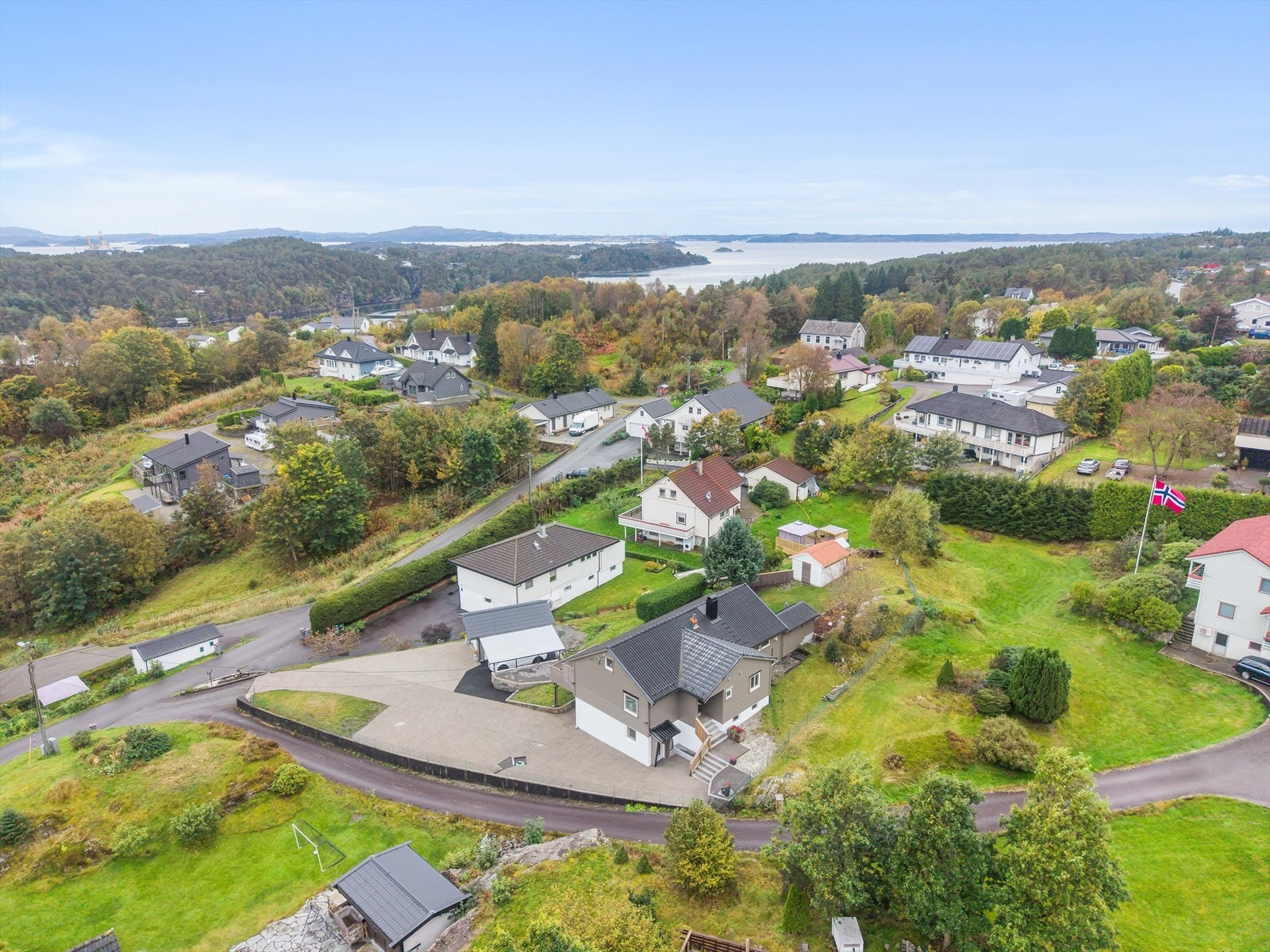 Det tar ca. 25 min kjøring fra boligen til Bergen sentrum. Galleribilde