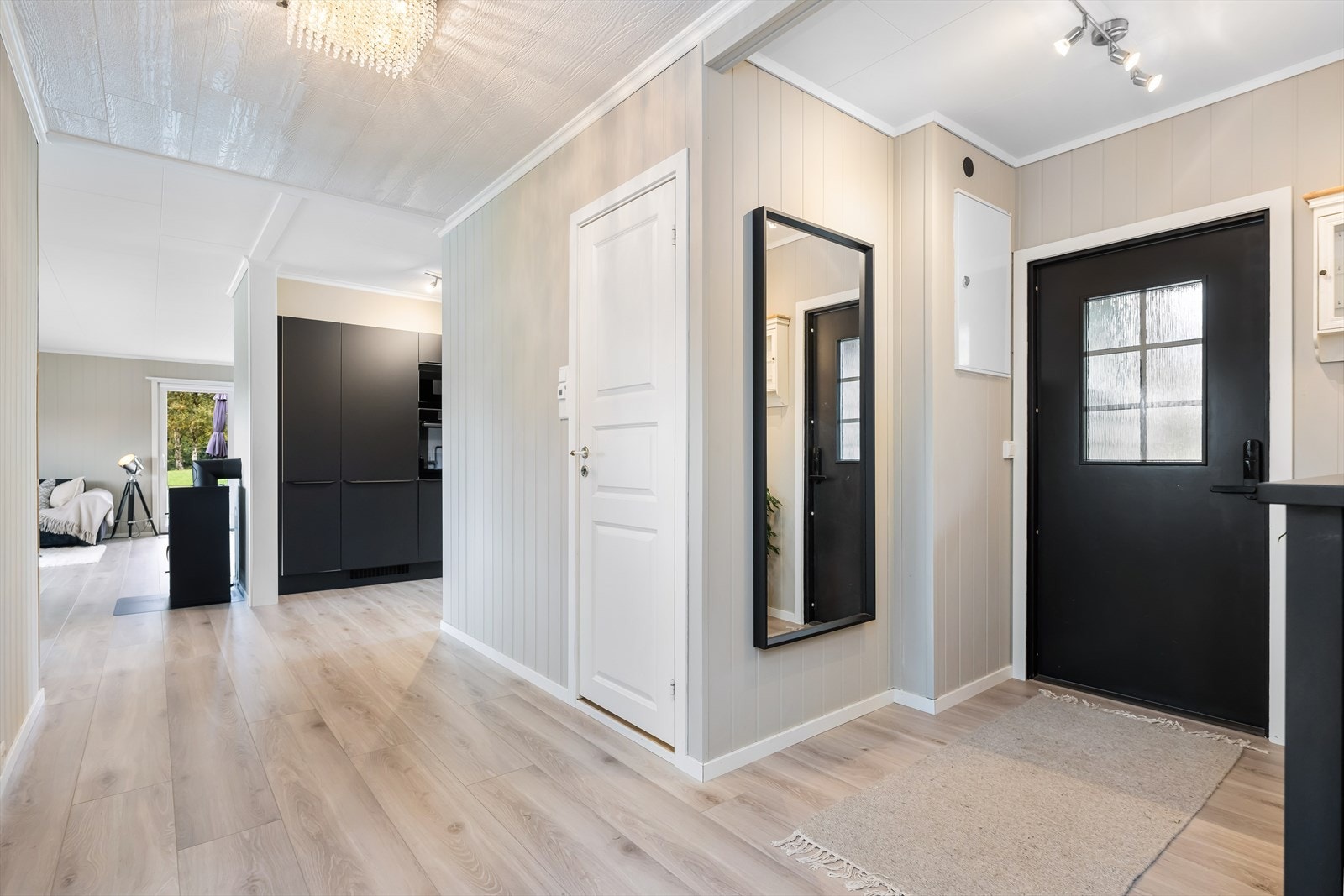 Velkommen inn i en lys og trivelig entrè med plass til å henge fra seg yttertøy og sko. Galleribilde