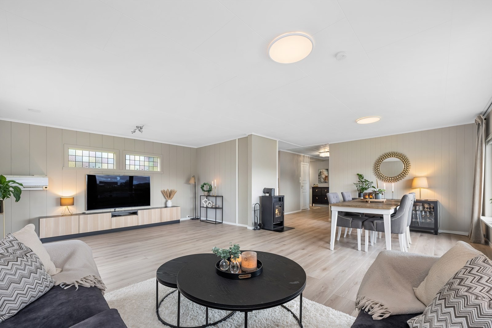 Peisen varmer godt på kalde dager. Det er i tillegg installert varmepumpe som sørger for et behagelig inneklima Galleribilde