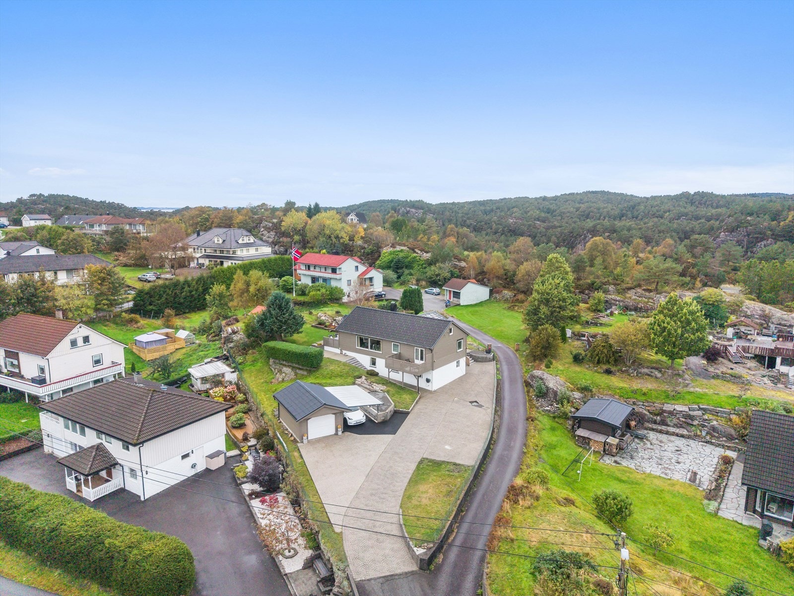 En kort kjøretur unna finner du Ravnanger som kan by på ulike butikker og servicetilbud. Galleribilde