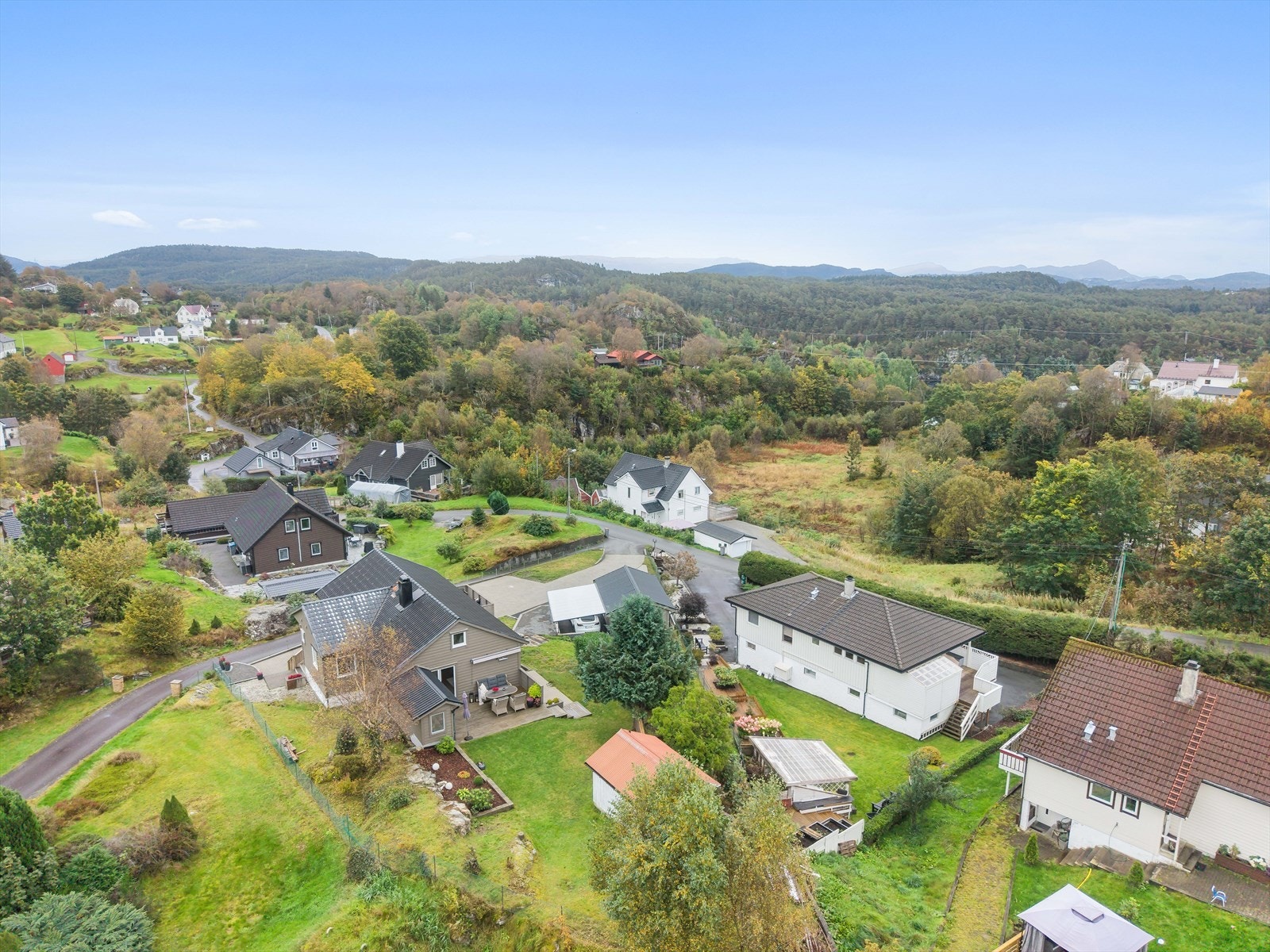 Kort vei til barnehager, ungdomsskole og turmuligheter som opp Dronningen. Galleribilde
