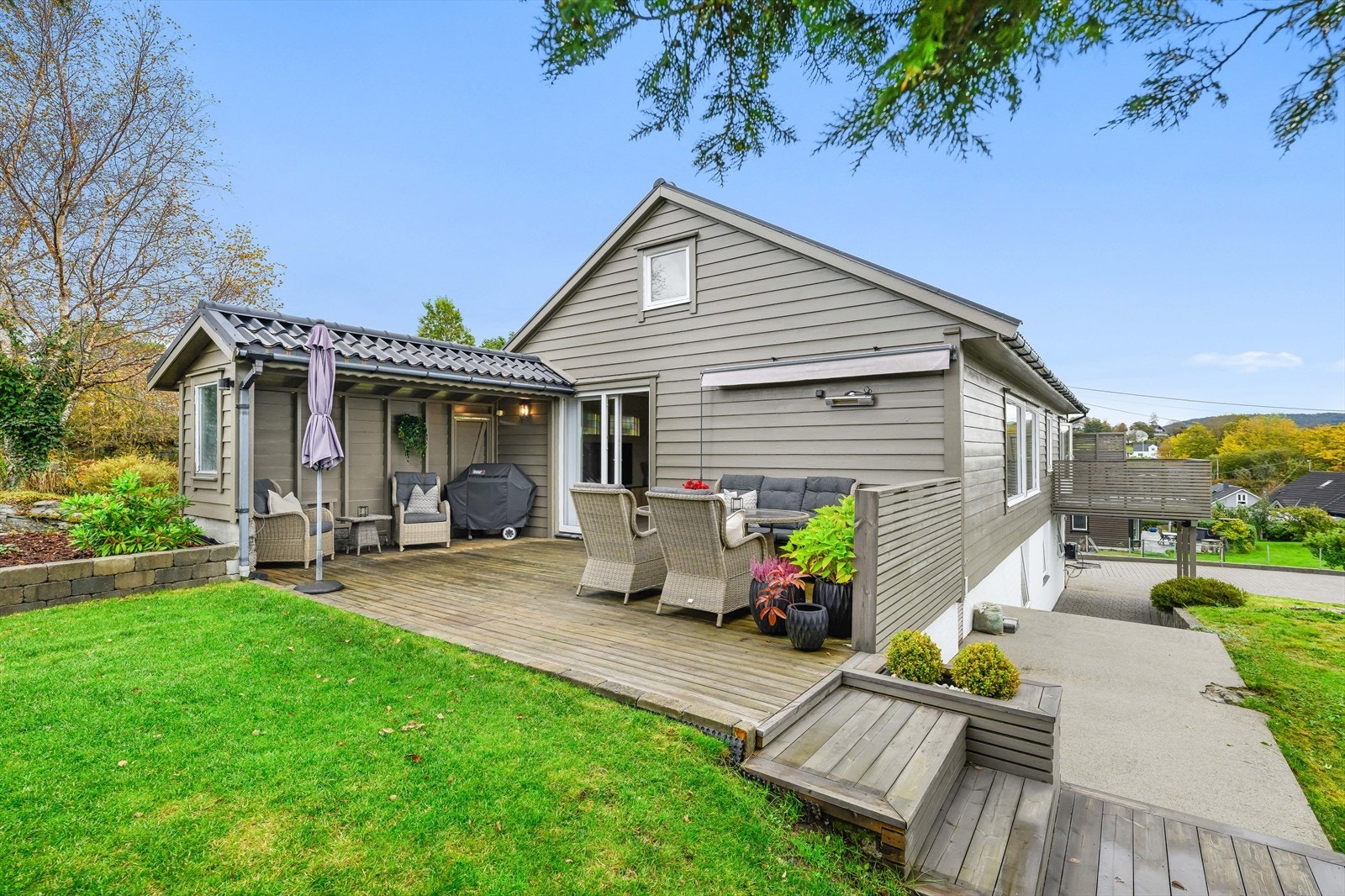 Boligen har en flott beliggenhet i et meget barnevennlig og etablert boligfelt på Davanger. Galleribilde