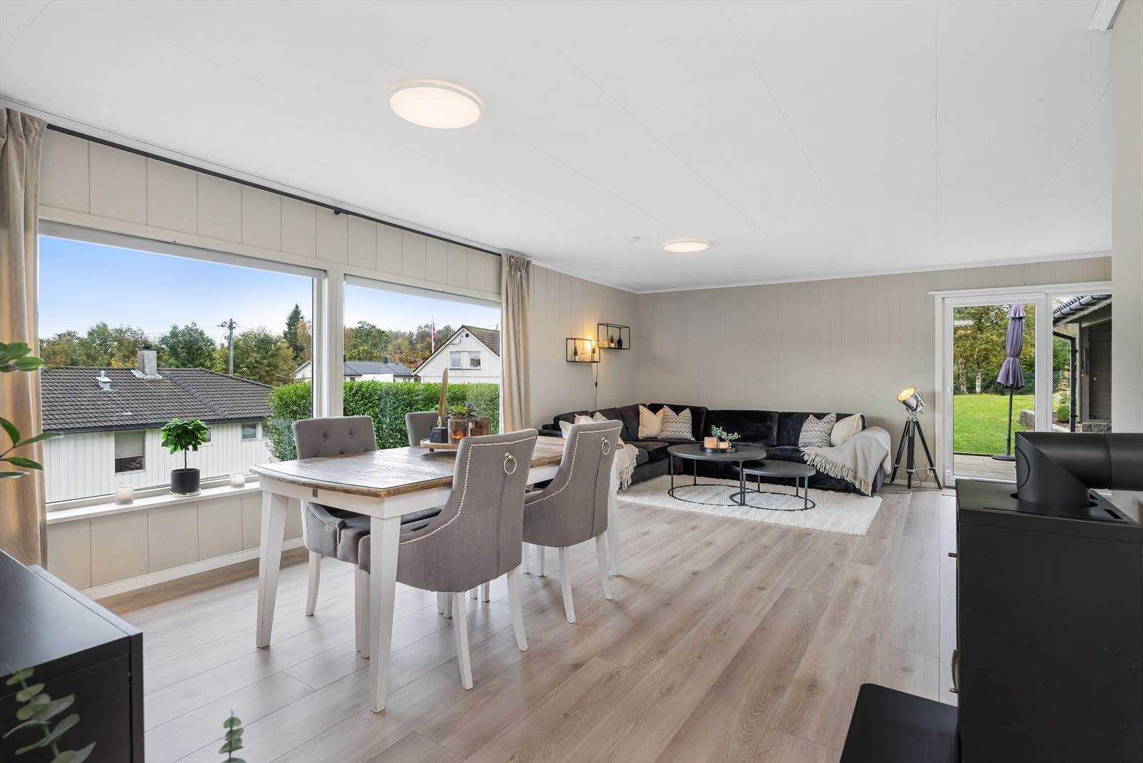 Stuen er av god størrelse og du kan enkelt innrede i ulike soner med både sofagruppe- og spisebord. Galleribilde