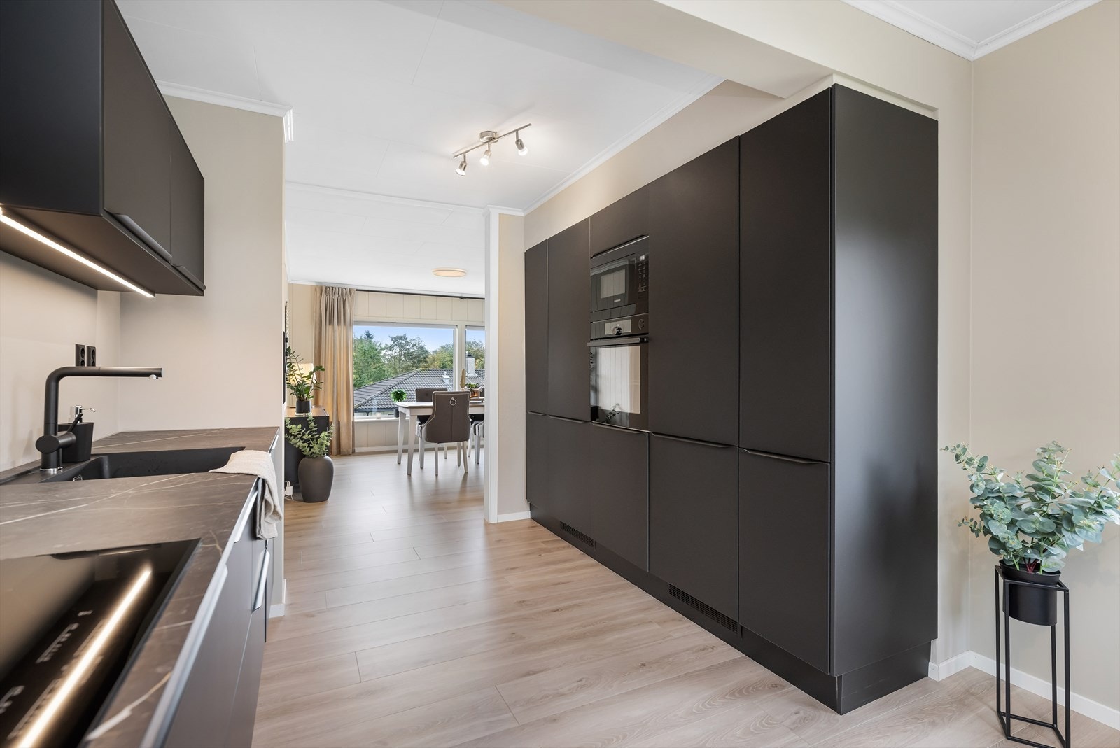 Her har du godt med skap- og benkeplass. Galleribilde