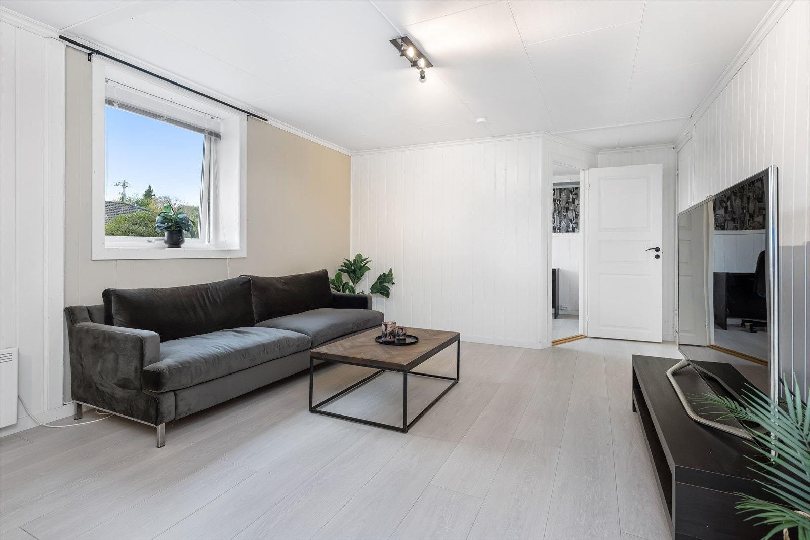 Koselig stue med god plass til sofagruppe og annet ønsket møblement. Galleribilde