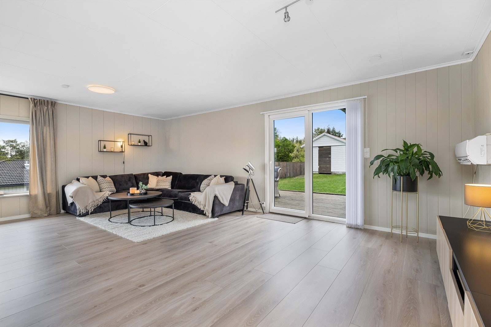 Fra stuen er det utgang til terrasse og hage. Galleribilde