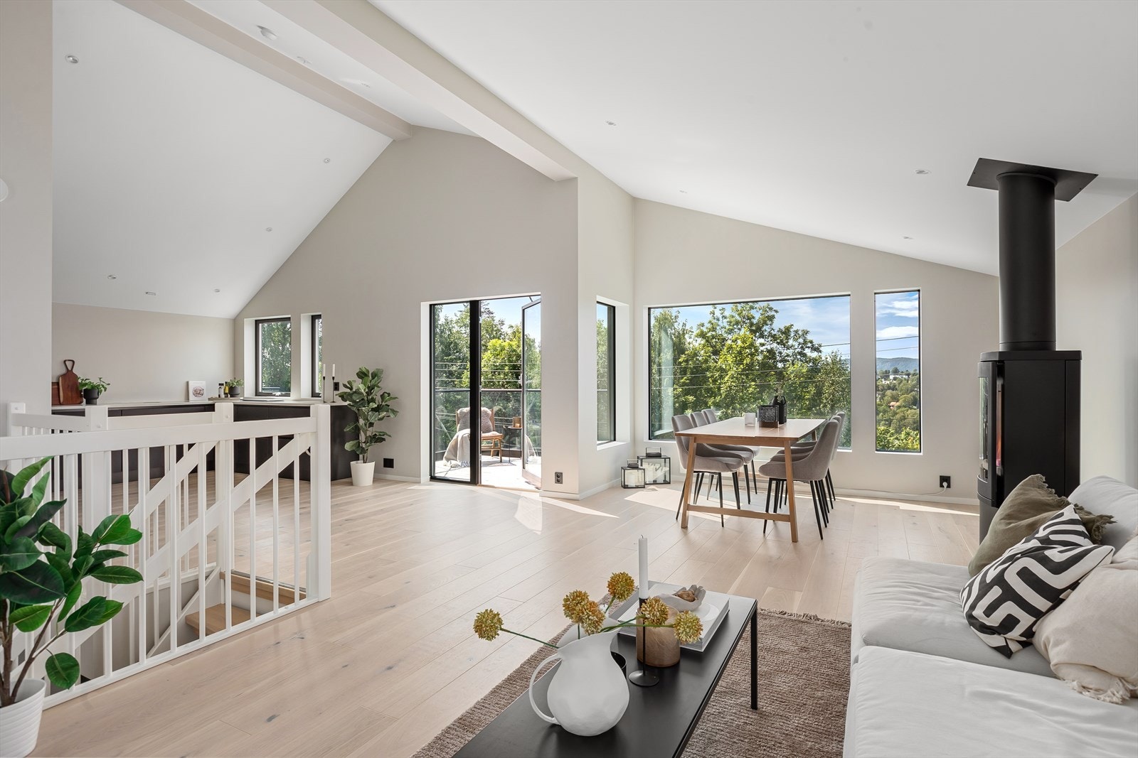 Store rom og vindusflater som gir vakkert lysinnslipp hele dagen. Galleribilde