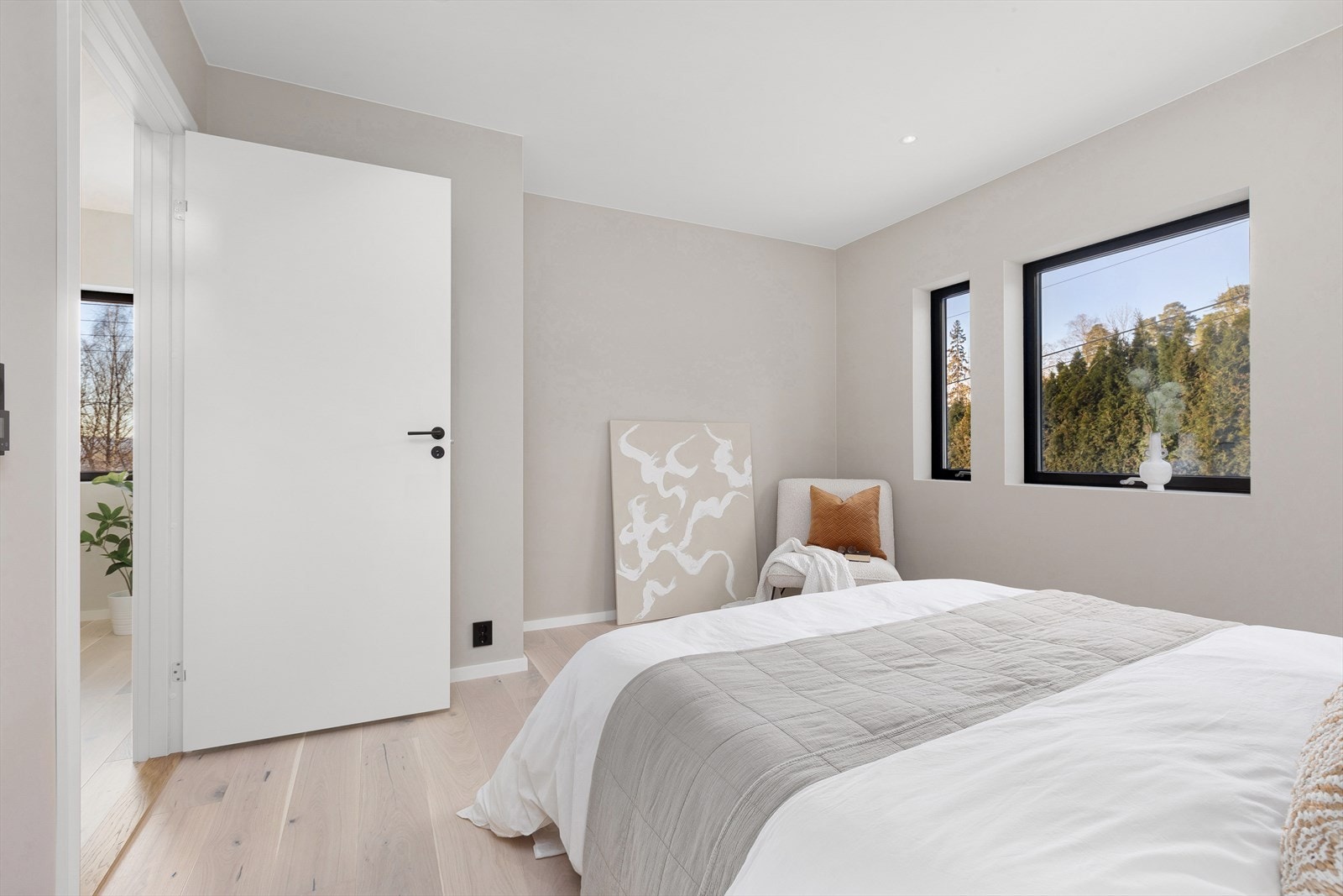 Soverom med delikate fargevalg og god plass til å sette inn garderobe. Galleribilde