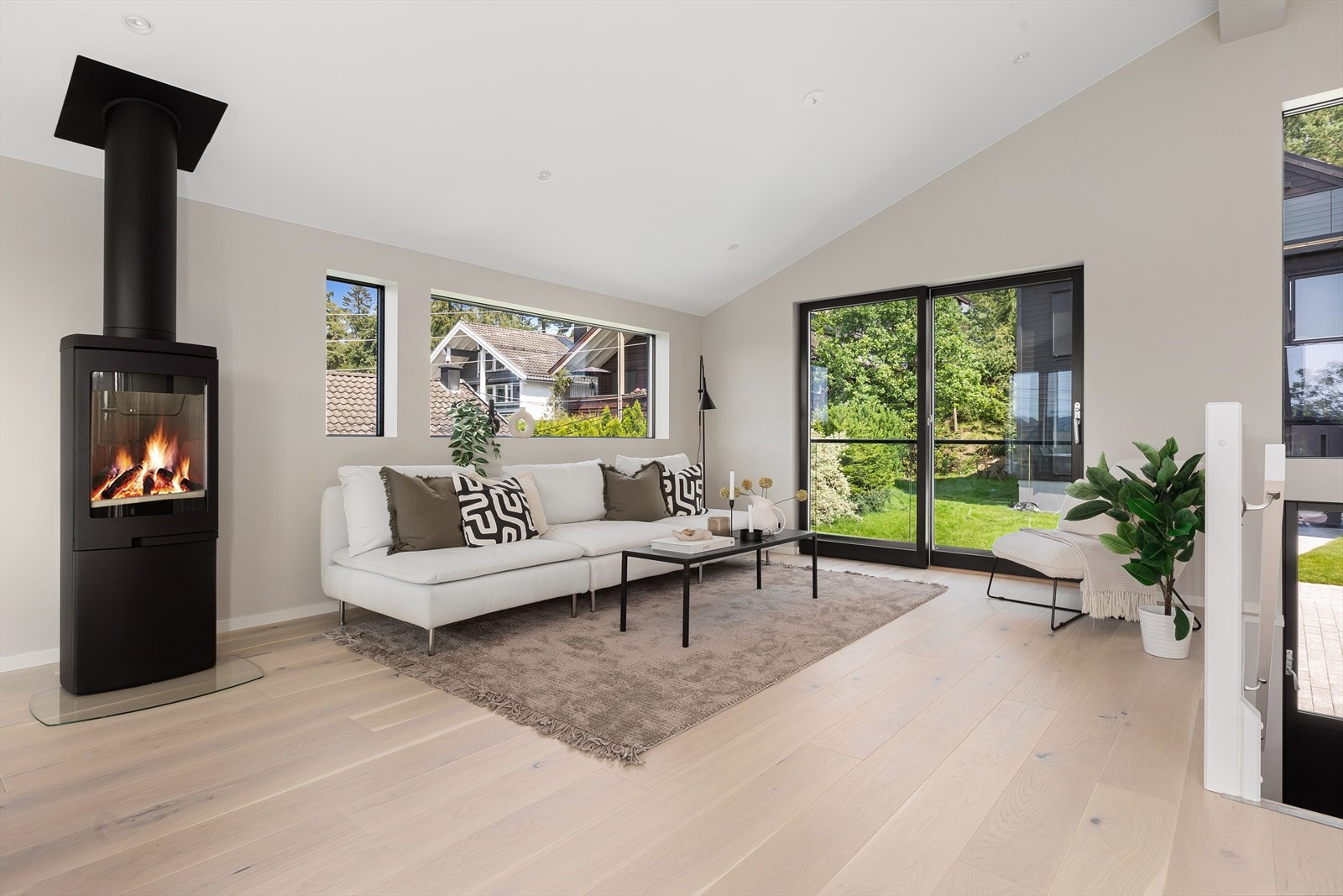 Stemningsfull og varmende peis i stuen. Galleribilde