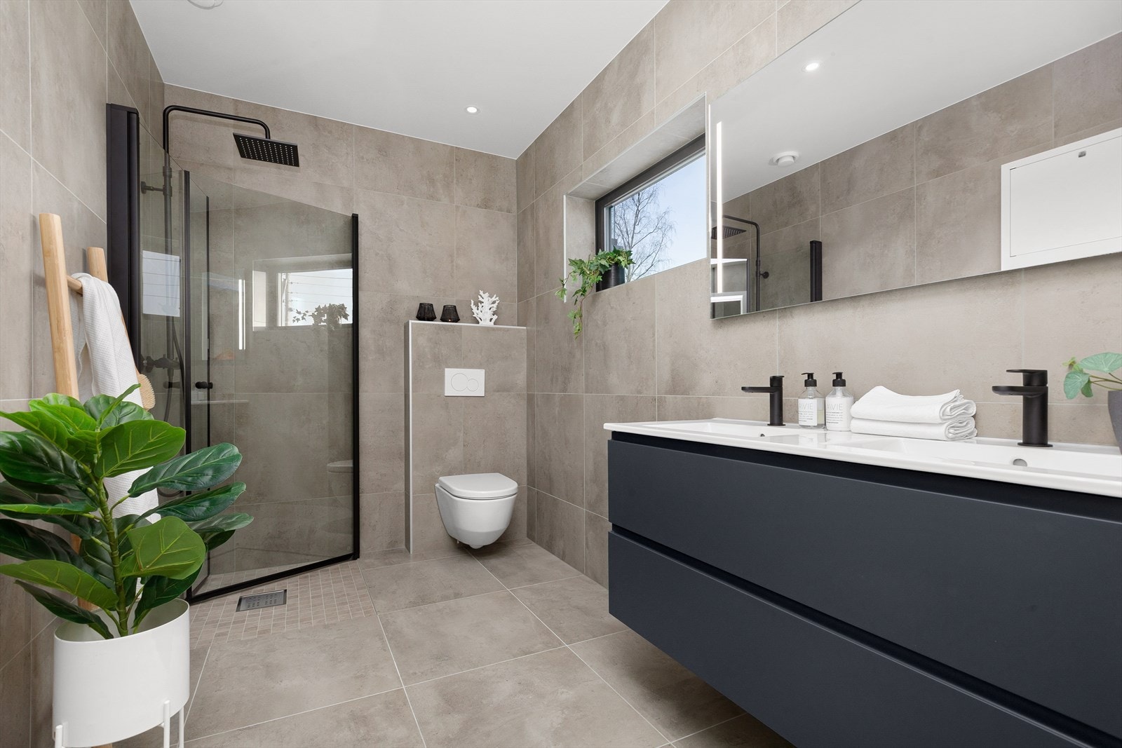 Stor og lekkert bad med baderomsinnredning fra Vikingbad. Galleribilde