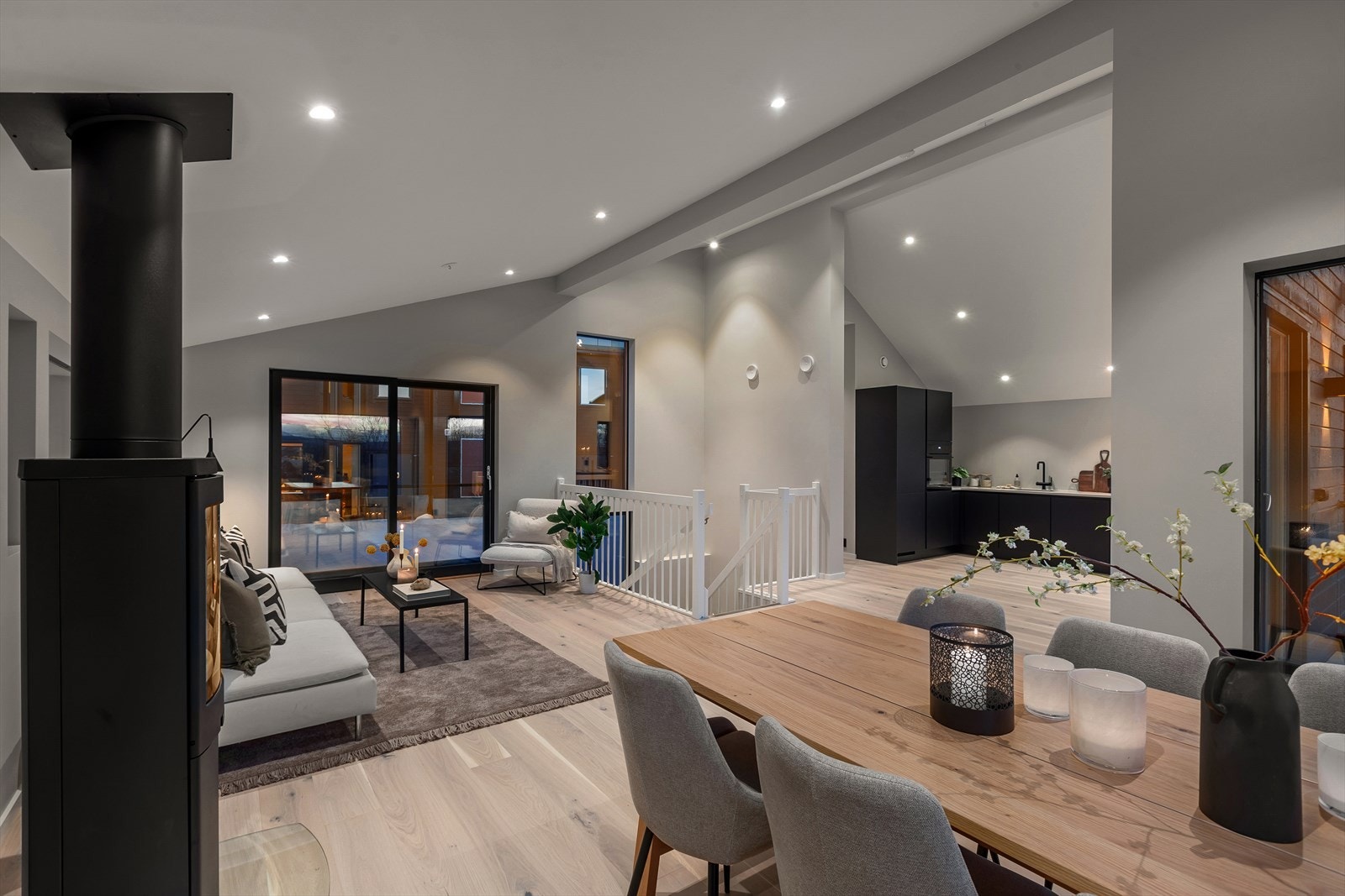 Den åpne løsningen gir en svært god romfølelse. Galleribilde