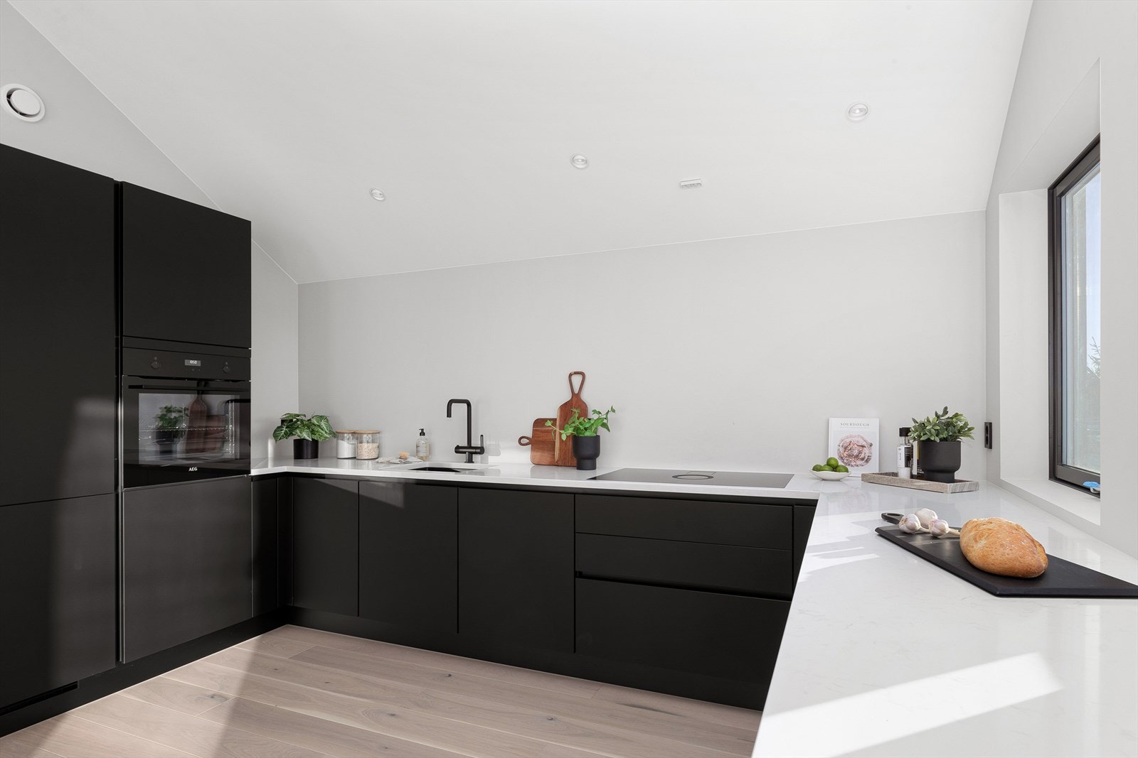 Pent kjøkken med masse benk- og skapplass. Galleribilde