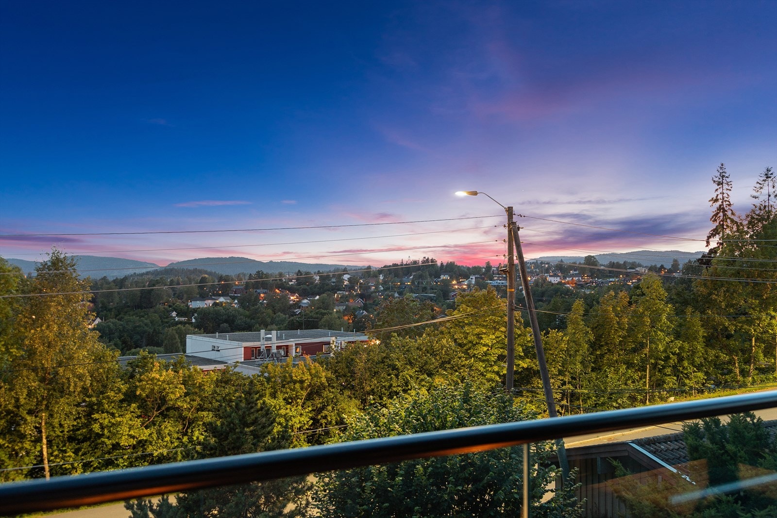 Velkommen til Vækerøveien 117B presentert av Peter Björklund og Håkon Hovland ved Nordvik Bygdøy Allé. Galleribilde