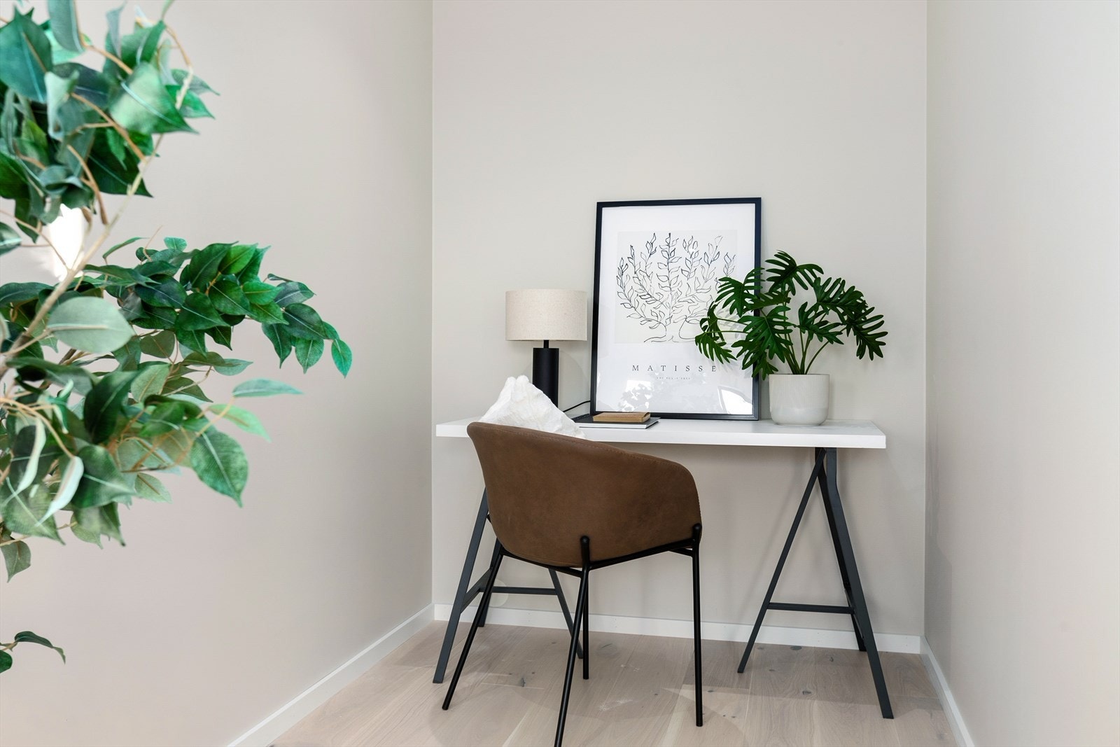 Plass til hjemmekontor i bakkant av stuen. Galleribilde