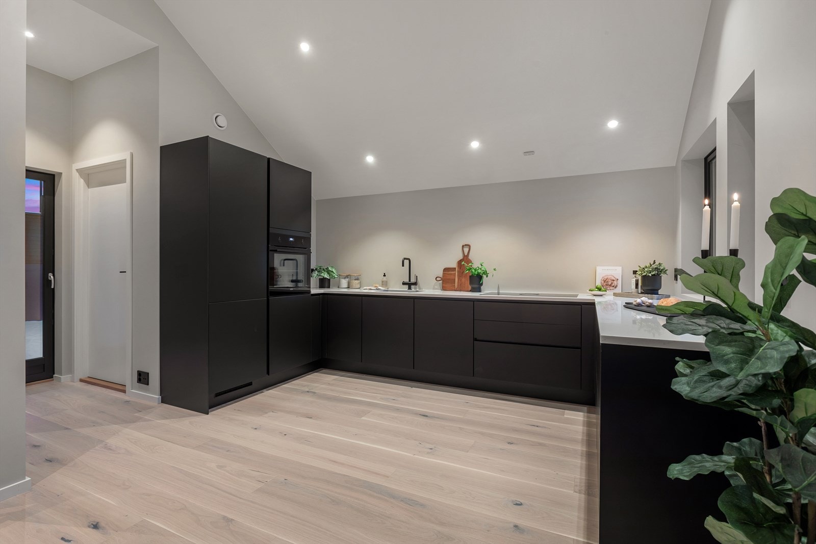 Kjøkkenet sett på kveldstid. Galleribilde