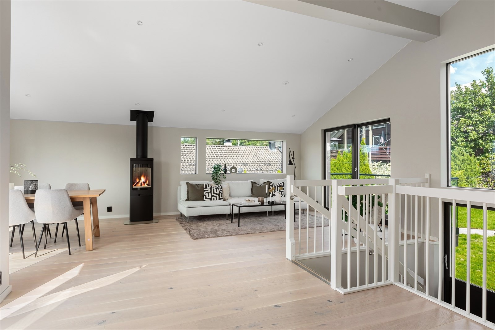 Lys og romslig stue med god plass til flere soner. Galleribilde