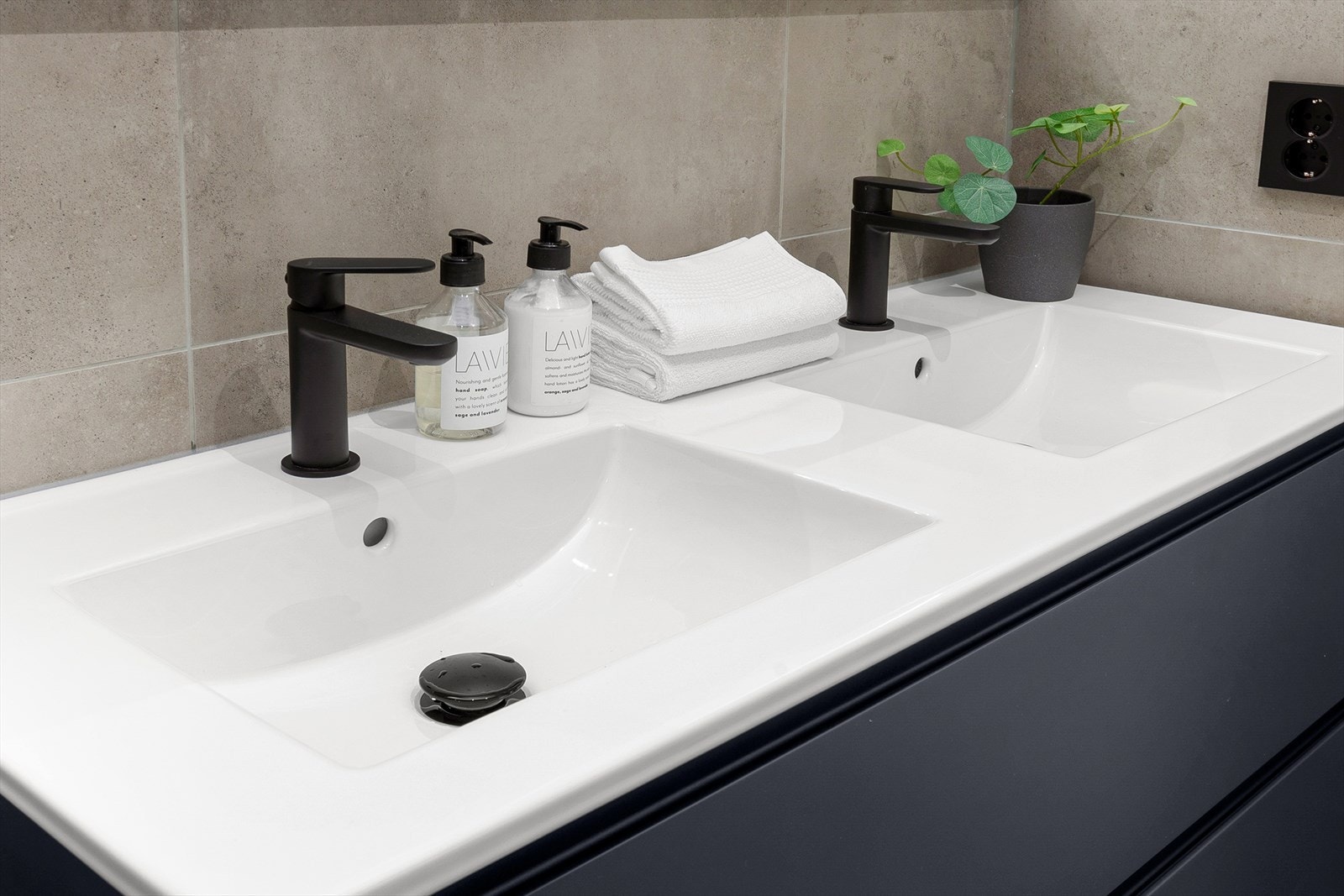 Dobbelservant med skuffer. Galleribilde