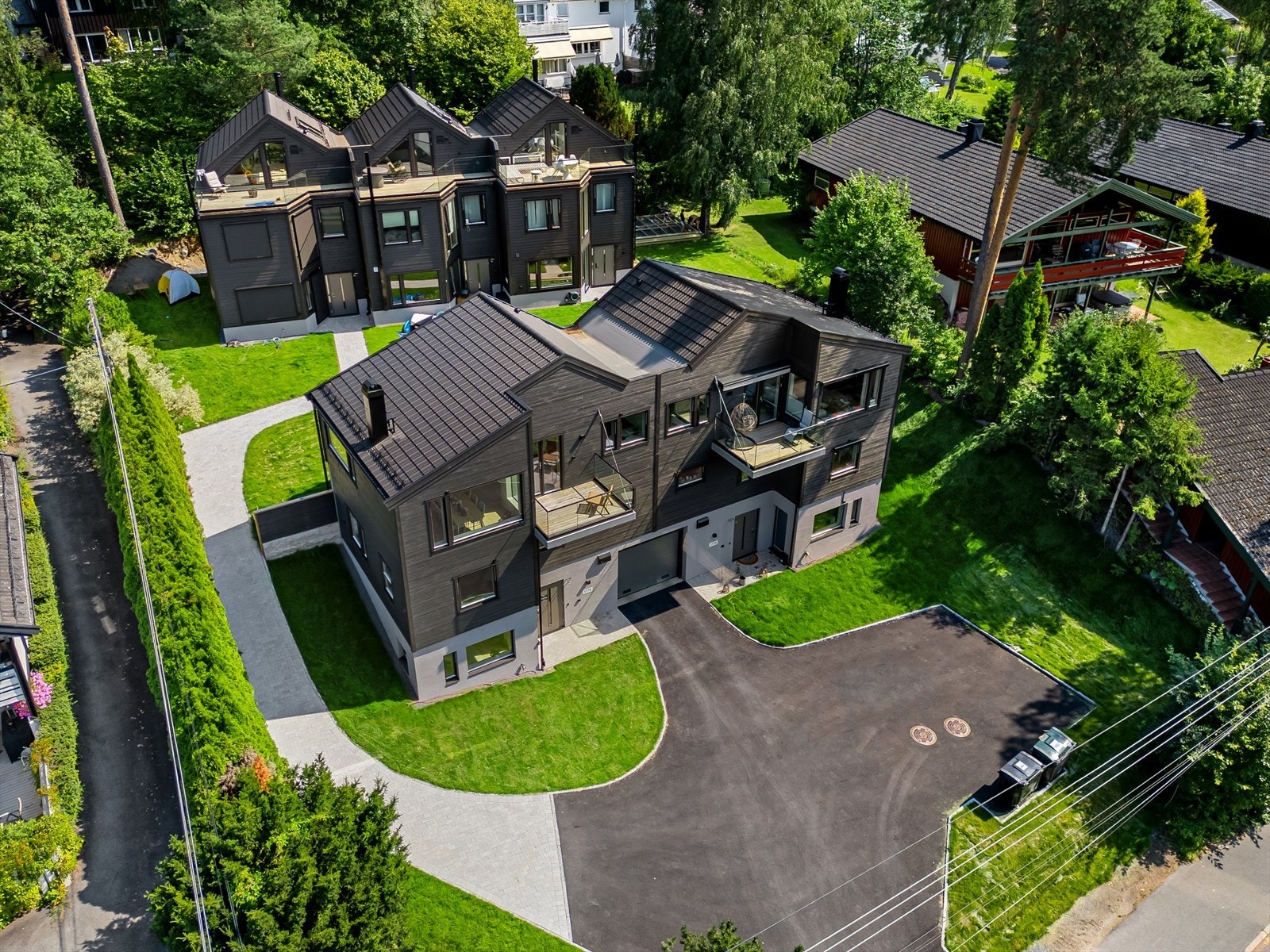 Tomten ligger på en høyde som gir hyggelig utsikt over nabolaget og meget gode solforhold. Galleribilde