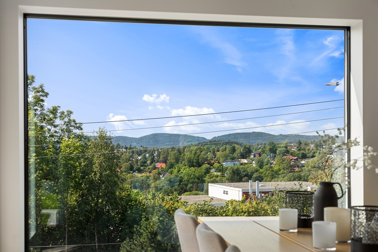 Flott utsyn og lysinnslipp fra tre himmelretninger som gir god lysforhold. Galleribilde