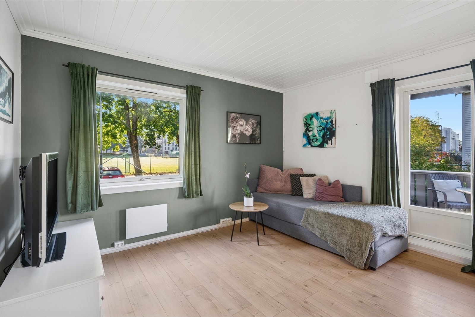 Fra stuen har direkte utgang til veranda, som blir en naturlig forlengelse av oppholdsrommet. Galleribilde