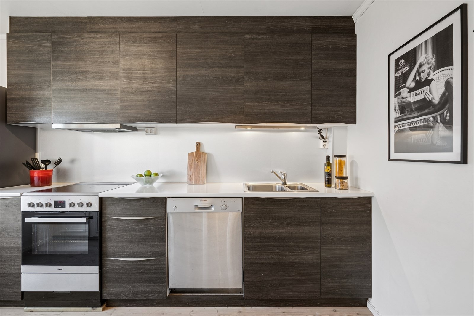 Hvitevarer som medfølger: Oppvaskmaskin og komfyr følger med i salget. Kjøleskap kan medfølge dersom kjøper ønsker det. Galleribilde