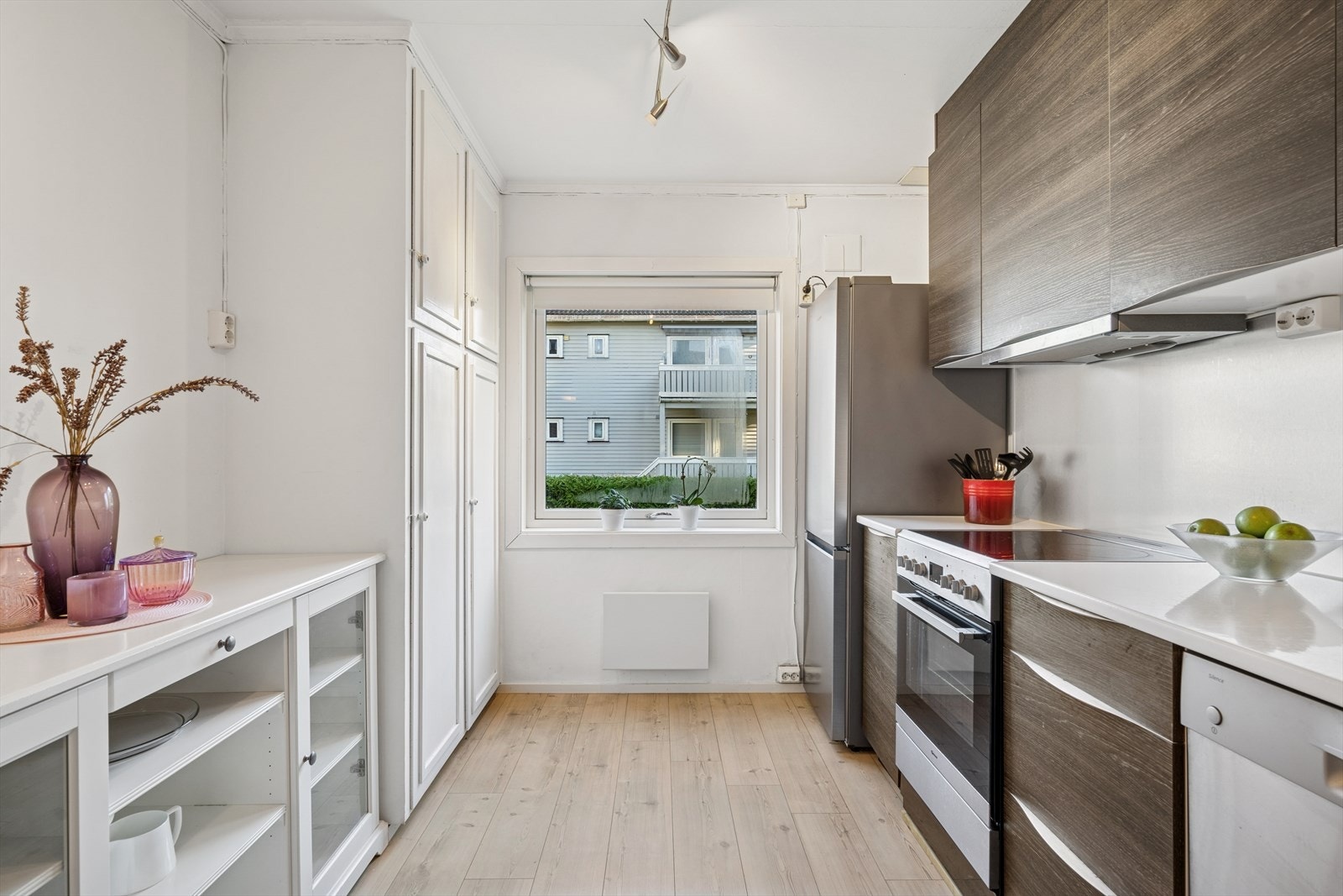 Kjøkkenet har en god vindusflate som slipper inn godt med naturlig lys og skaper en lett og trivelig atmosfære i rommet. Galleribilde