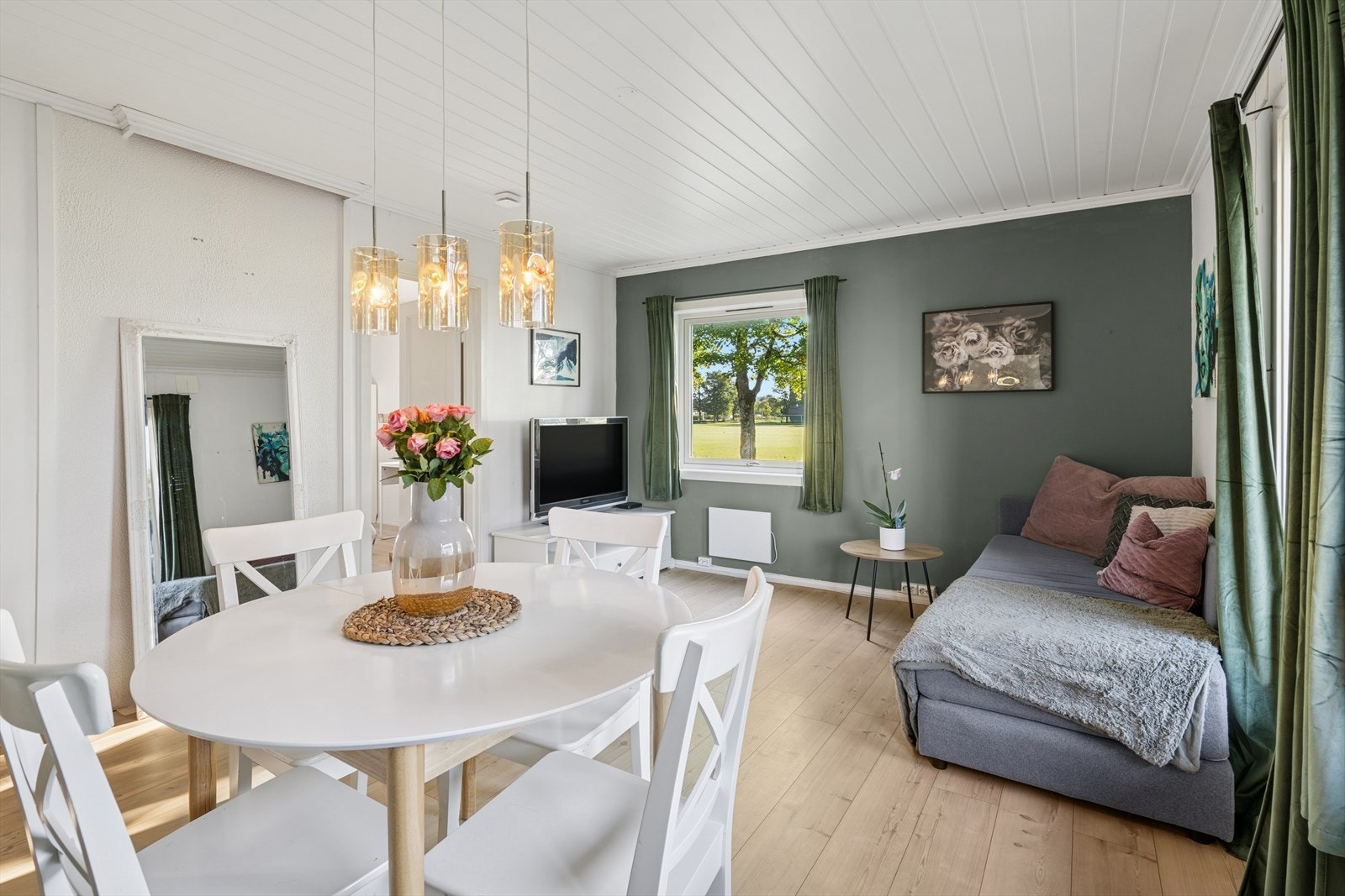 De store vindusflatene slipper inn rikelig med naturlig lys, og skaper en luftig og behagelig atmosfære. Galleribilde