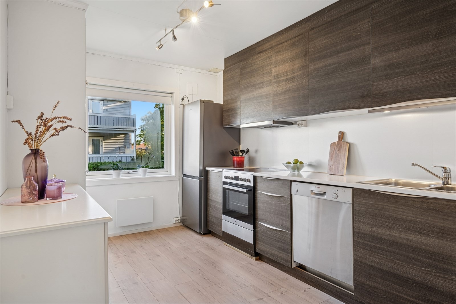 Kjøkkenet har innredning fra 2016 med slette fronter og laminat benkeplate med nedfelt oppvaskkum. Galleribilde