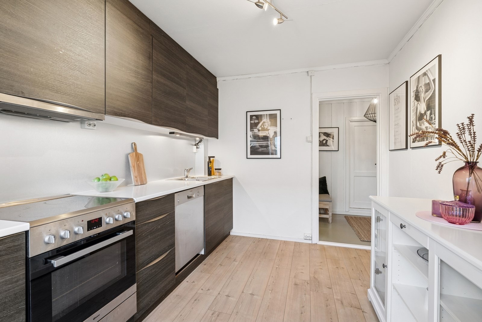 Rommet er av god størrelse og har en praktisk utforming som gir både gode arbeidsforhold og godt med skap- og benkeplass. Galleribilde