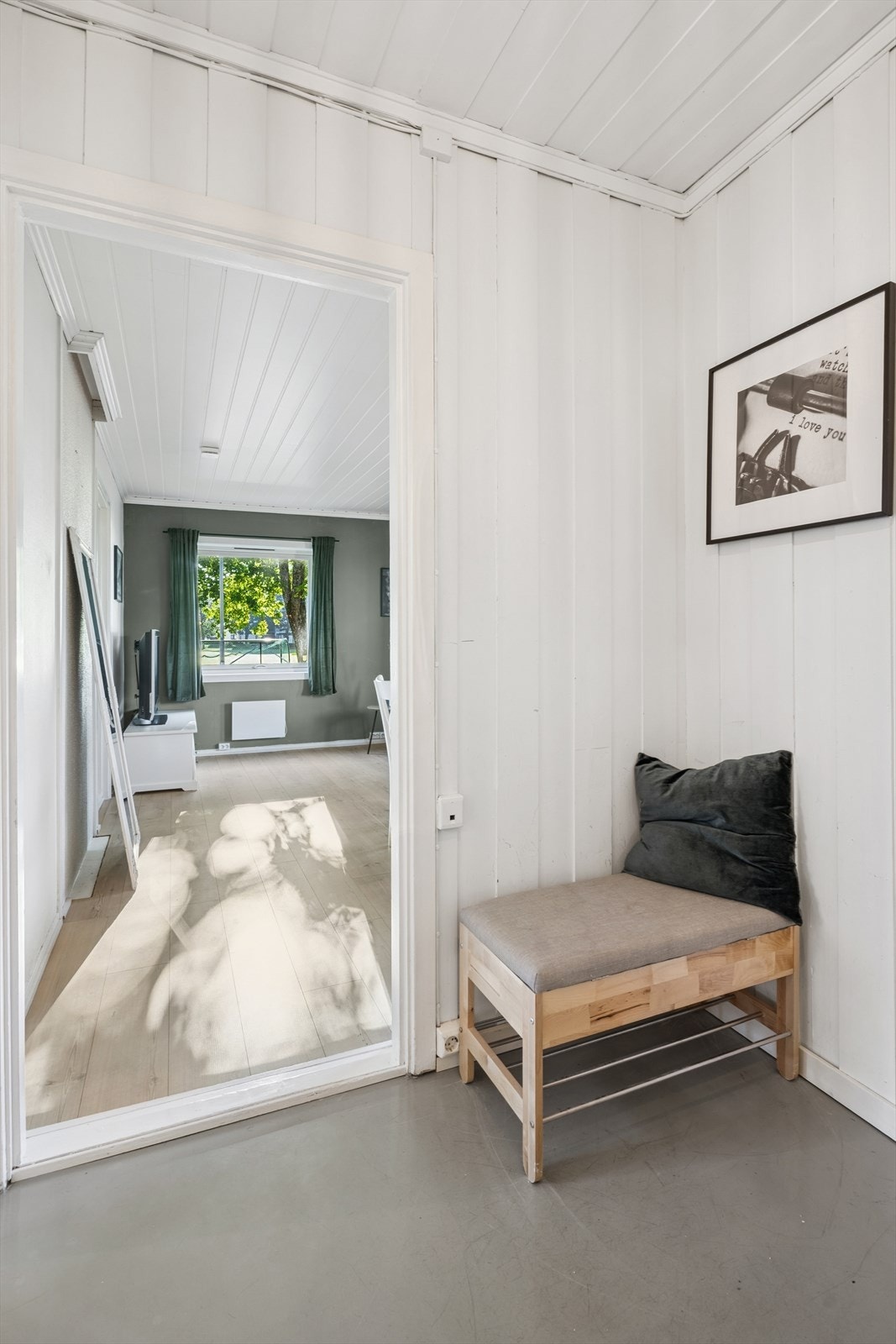 Velkommen inn ønskes av en lys og innbydende entré med god plass til å sette fra deg sko og henge fra deg yttertøyet. Galleribilde