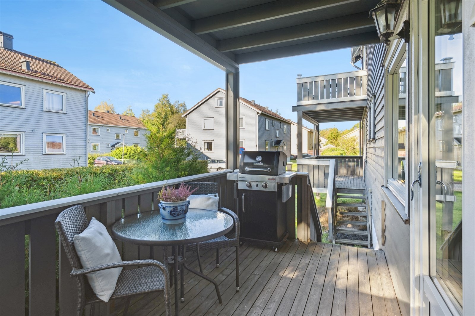 Fra verandaen har du en trapp som leder ned til en grønn og koselig felleshage. Galleribilde