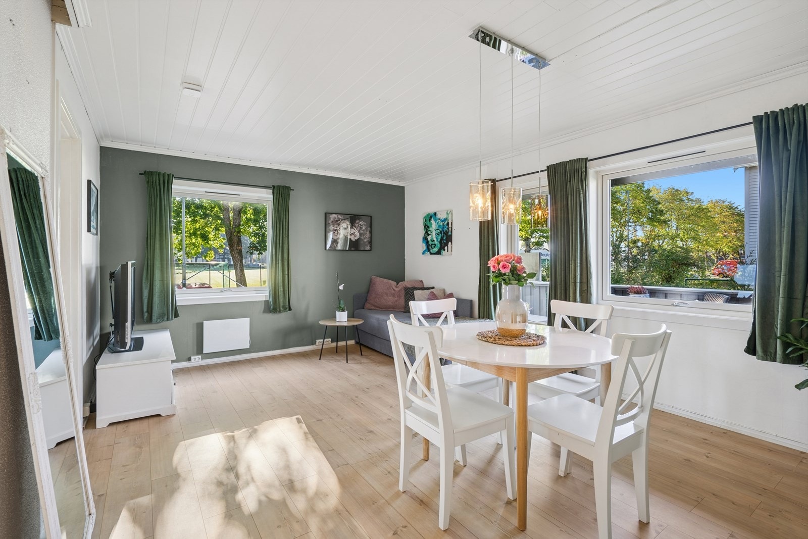 Leiligheten byr på med en lys og innbydende stue/spisestue med store vindusflater og god plass til møblering. Galleribilde