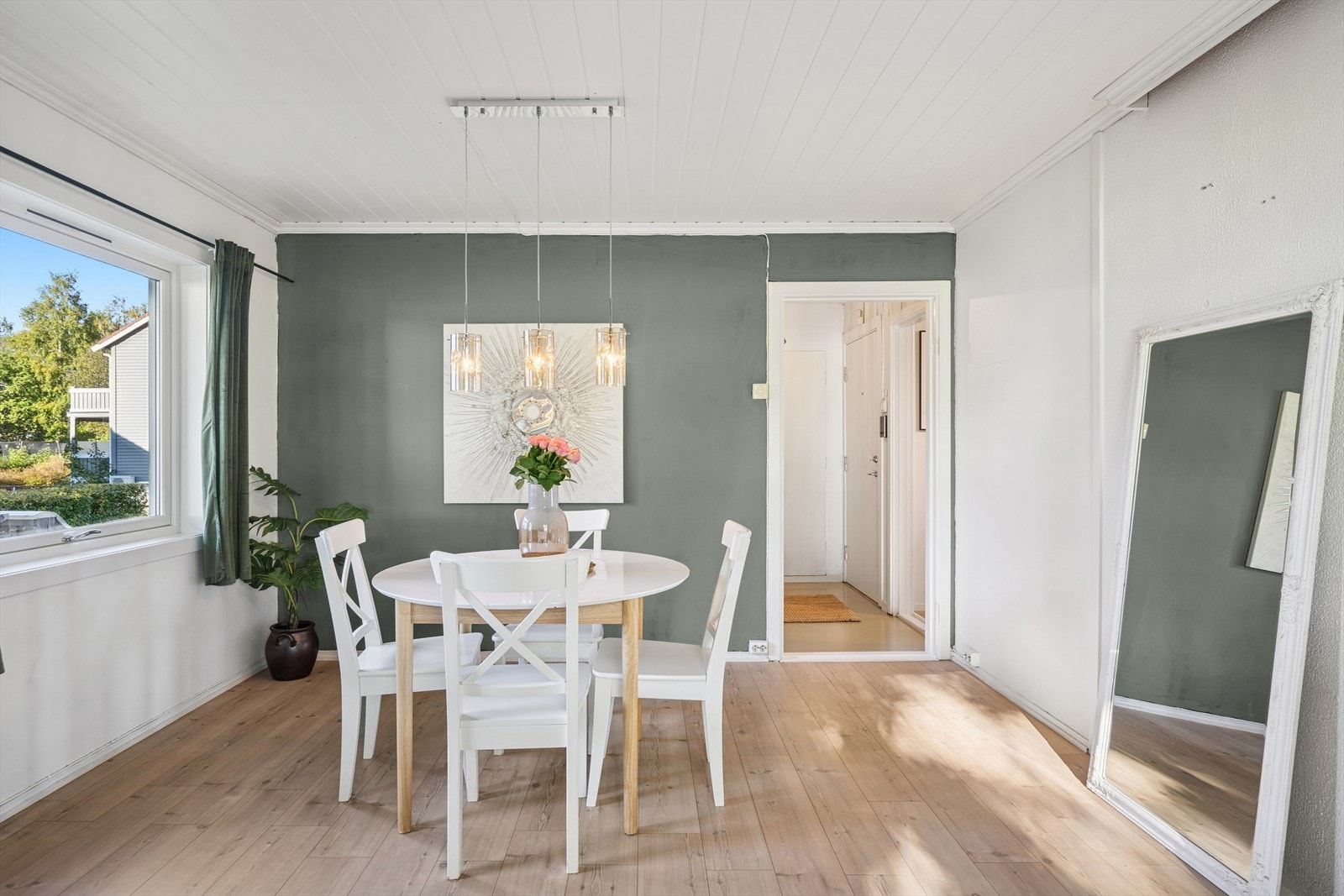 Spisebordet kan enkelt plasseres, her ligger alt til rette for hyggelige måltider. Galleribilde