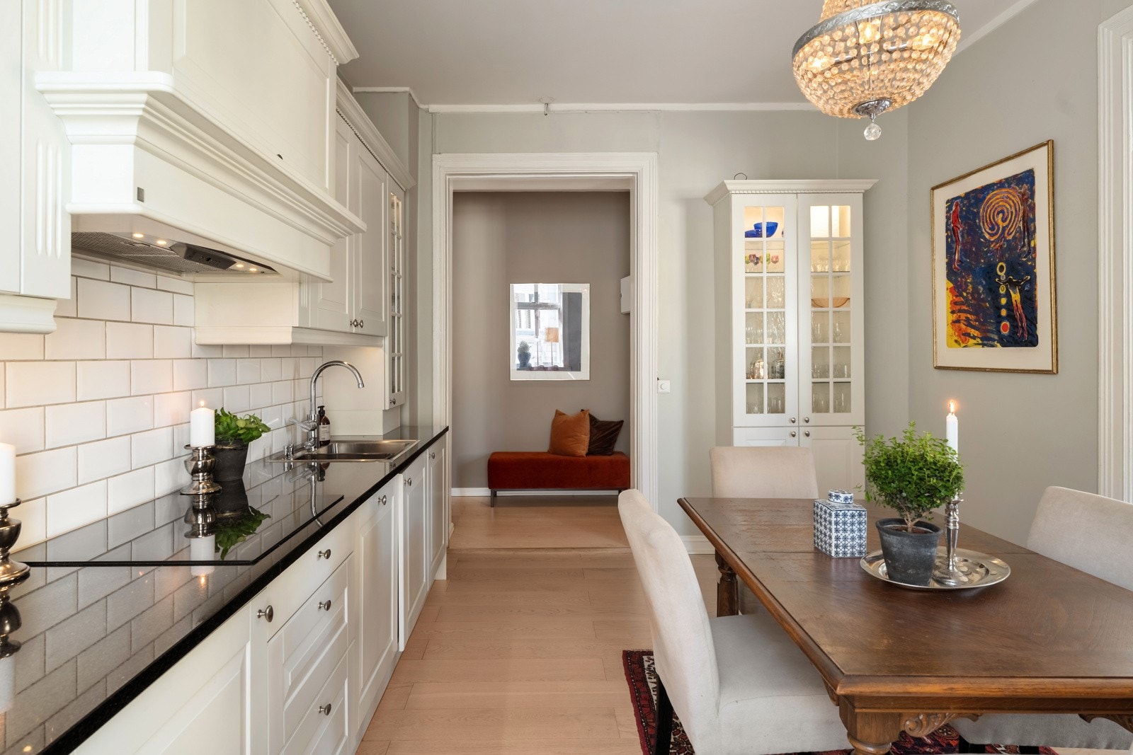 Integrert komfyr og stekeovn fra Siemens, oppvaskmaskin fra AEG, kombiskap fra AEG, avtrekksvifte fra RørosHetta og vaskemaskin fra Siemens Galleribilde