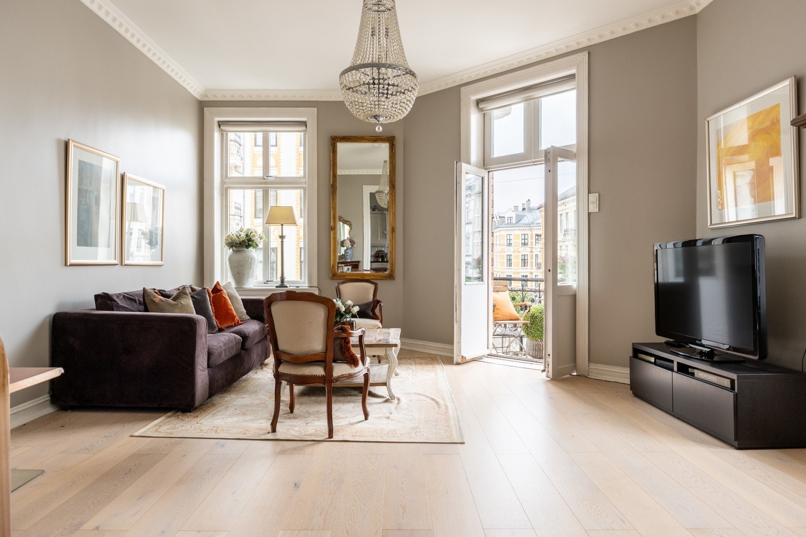 Takhøyden i stuen er målt til ca. 2,95 meter Galleribilde