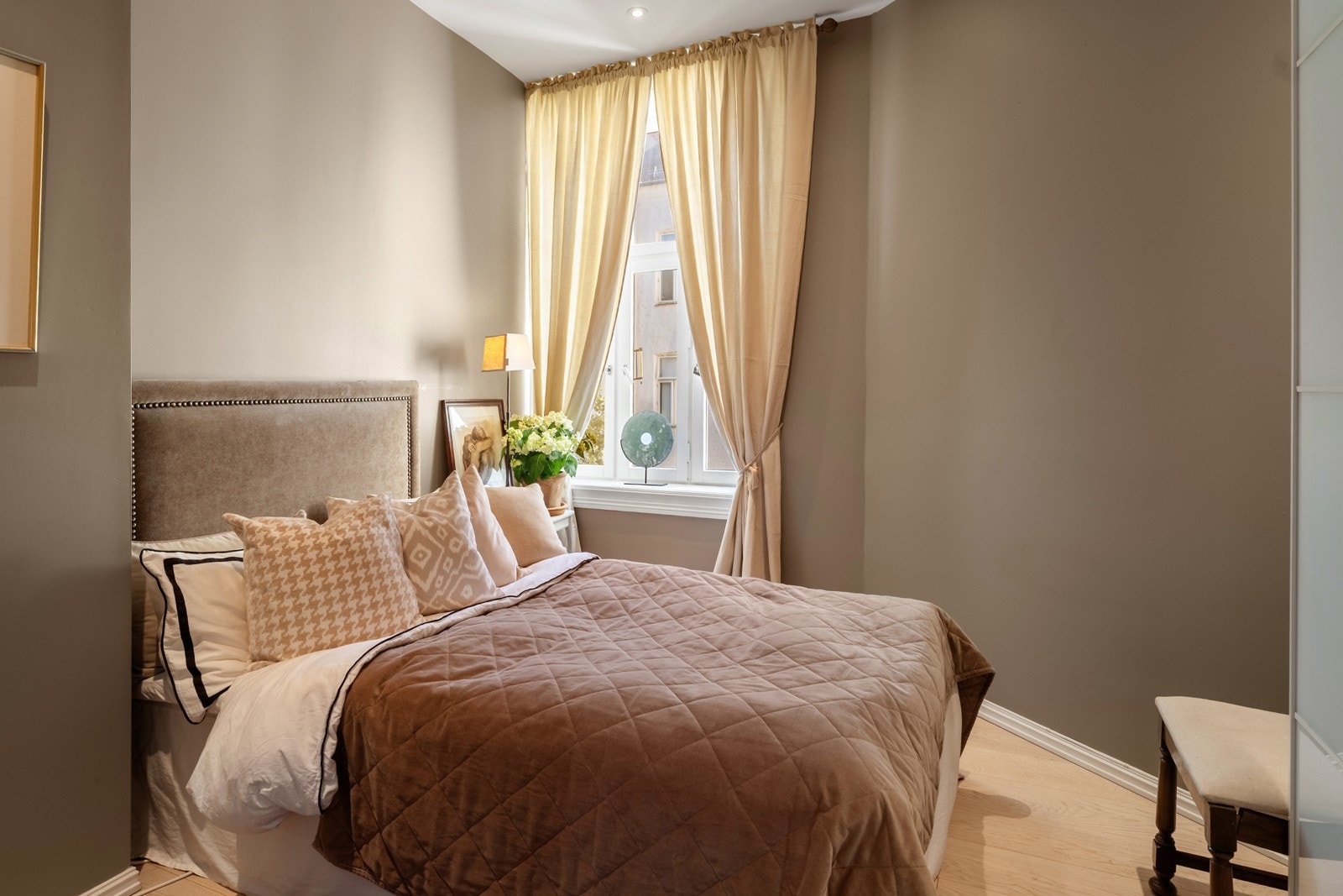 Hovedsoverom med plass til dobbeltseng, nattbord, kommode og lagring Galleribilde