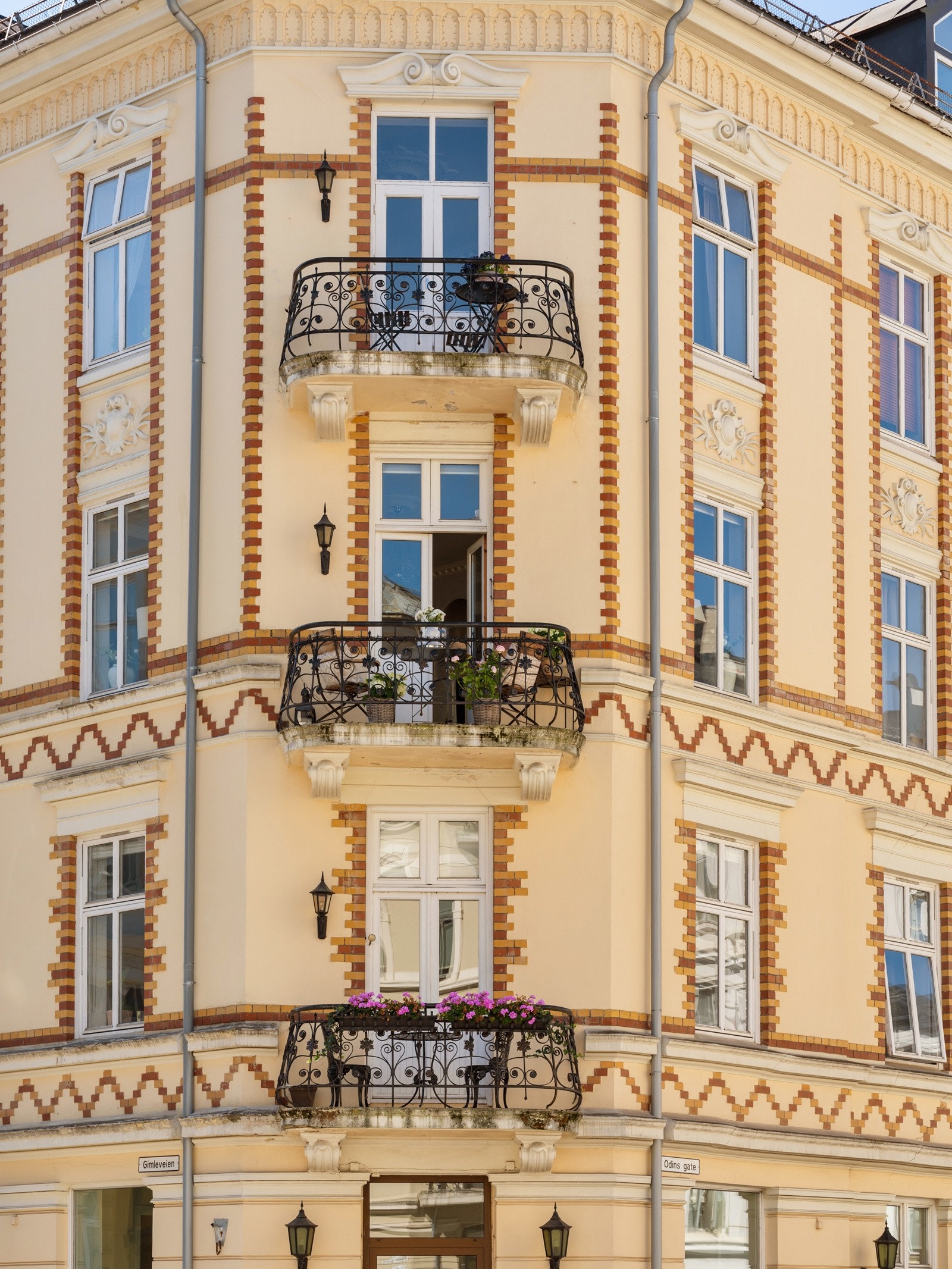 Leiligheten ligger fint til i 3. etasje i en tradisjonsrik bygård fra 1895 Galleribilde