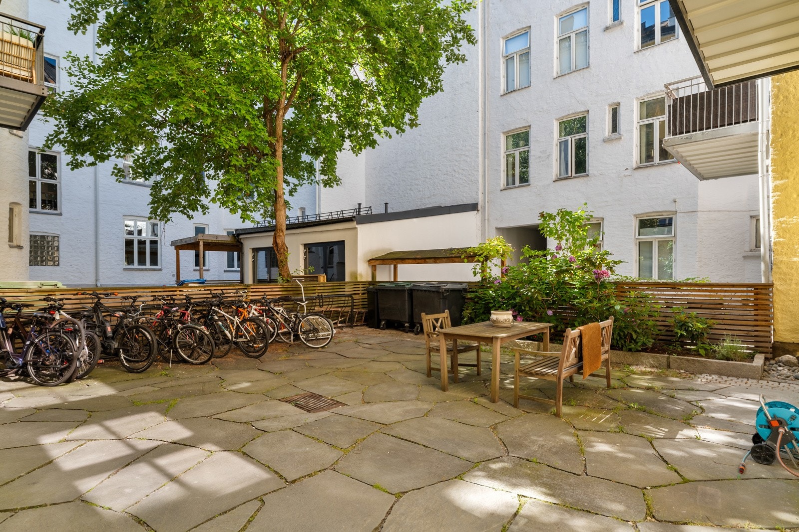 Hyggelig felles bakgård med sittegruppe og sykkelparkering Galleribilde