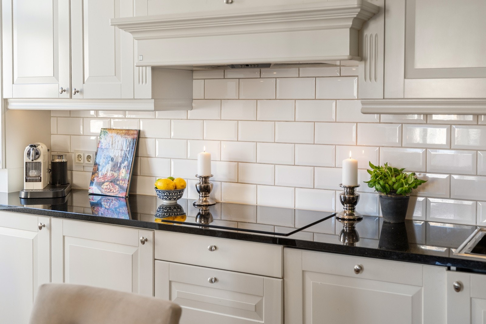 Moderne kjøkkeninnredning fra Norema med profilerte fronter og benkeplate av granitt Galleribilde