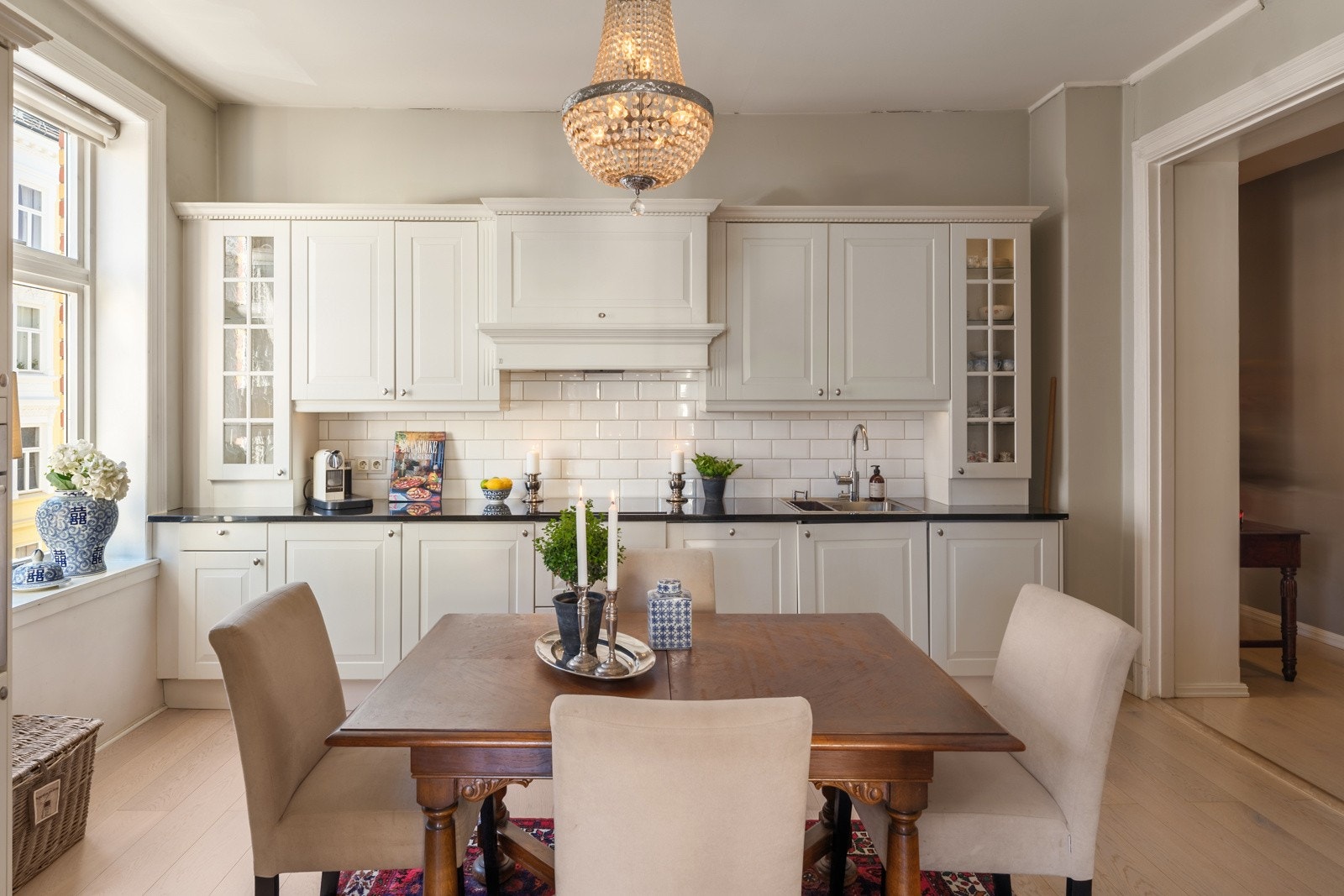 Separat, lekkert kjøkken med god plass til spisebord Galleribilde