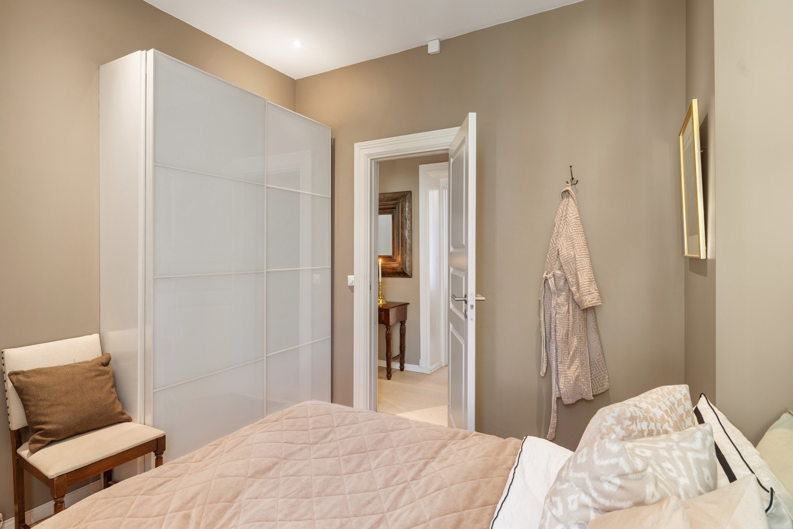 Stor skyvedørsgarderobe ivaretar lagringsplassen Galleribilde