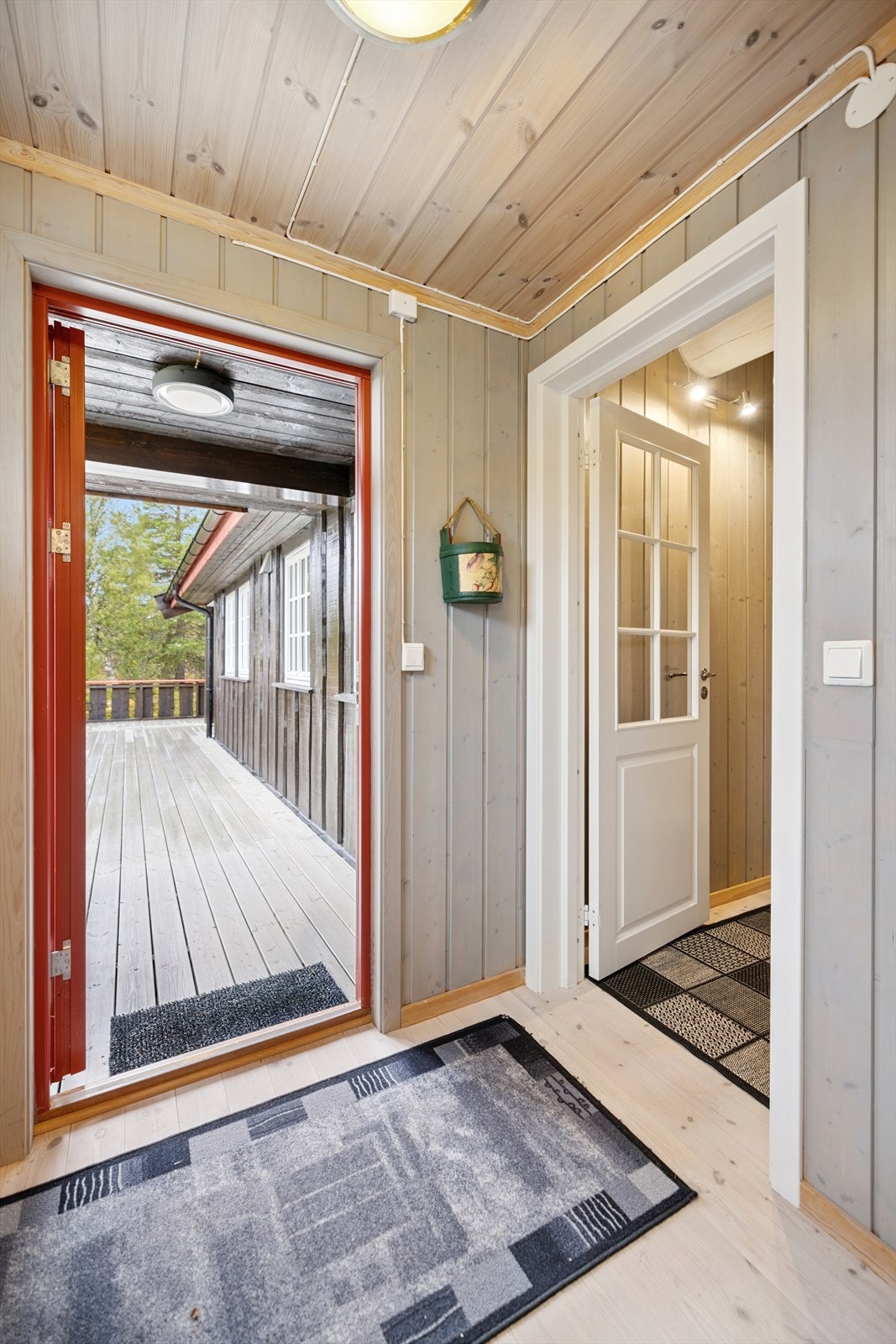 Velkommen inn i et vindfang med panelkledde vegger og behandlet furugulv. Galleribilde