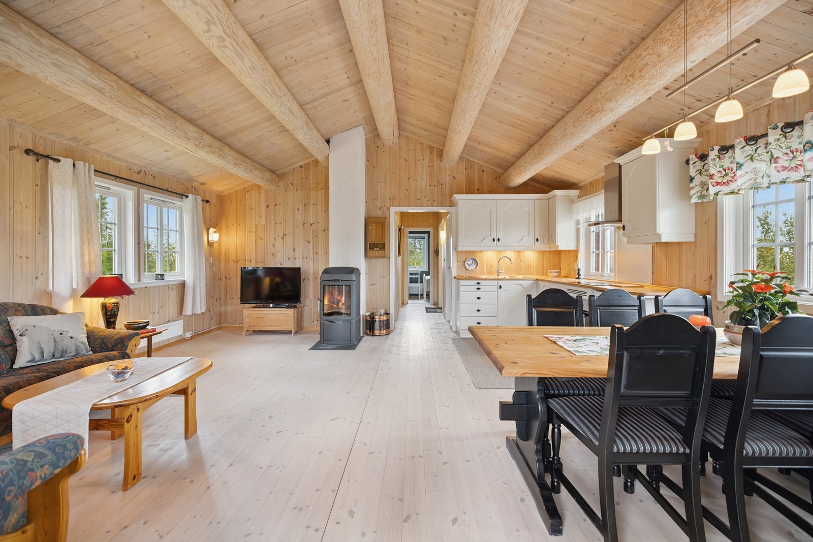 Hyttas sentrale samlingspunkt er den åpne stue- og kjøkkenløsningen med god takhøyde. Galleribilde