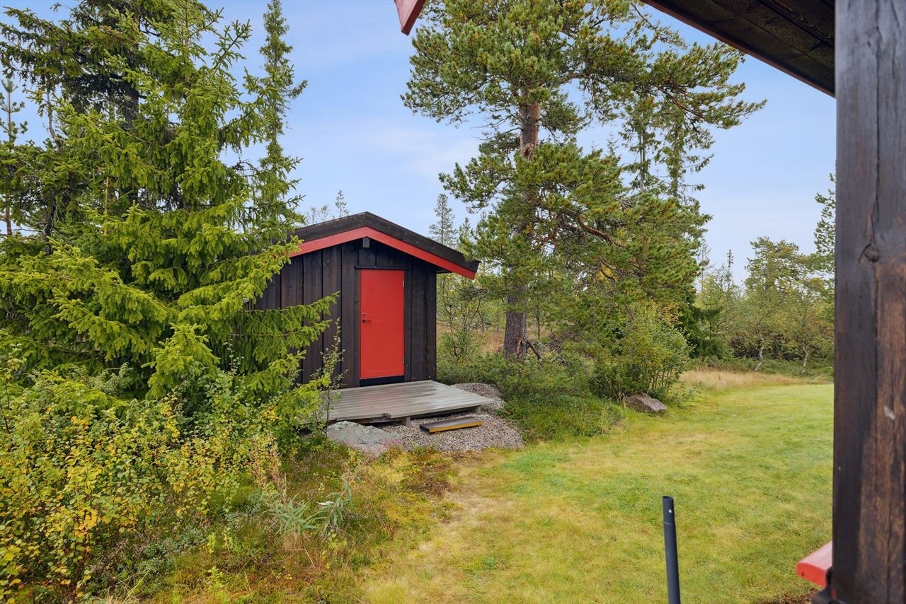 Et frittstående uthus på 14 m² fra 2018 gir rikelig med lagringsplass for utstyr. Galleribilde