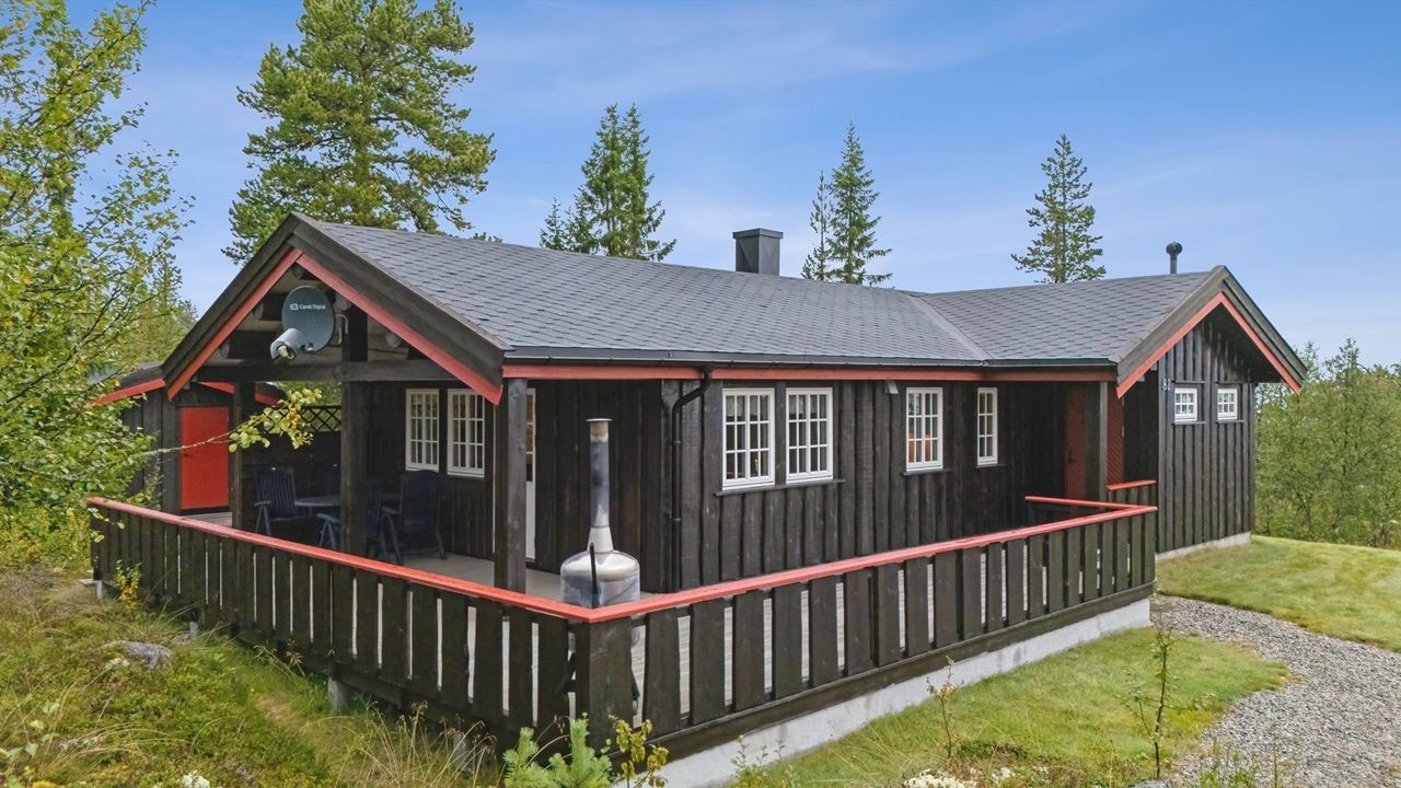 Hytta har stående, ukantet kledning som sist ble overflatebehandlet i 2022-2023. Galleribilde