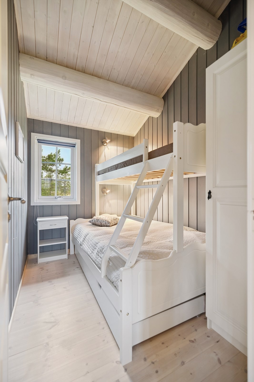 Også dette rommet har panelte overflater og god takhøyde med synlige åser. Galleribilde