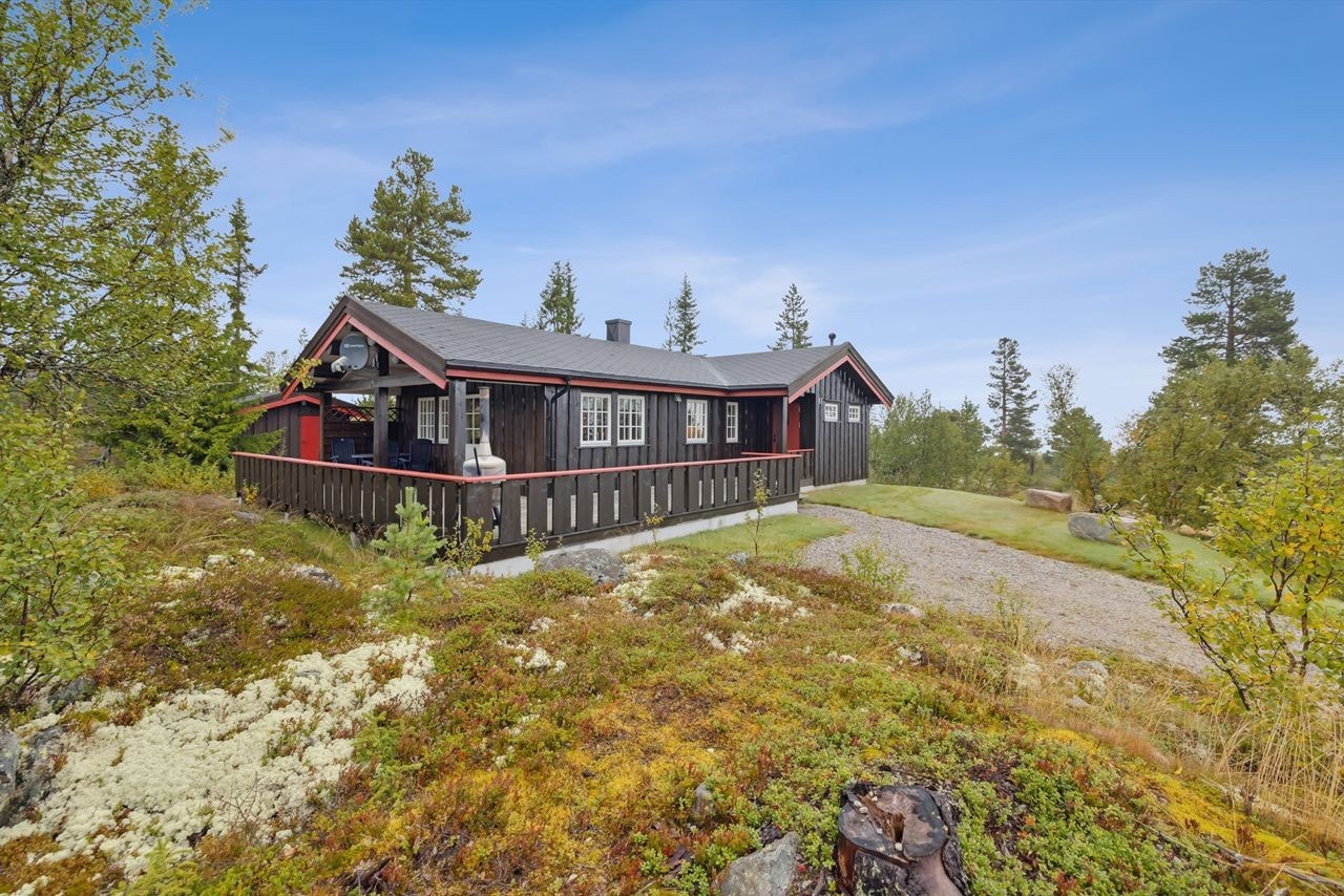 Eiendommen ligger fint til i småkupert terreng med naturtomt. Galleribilde