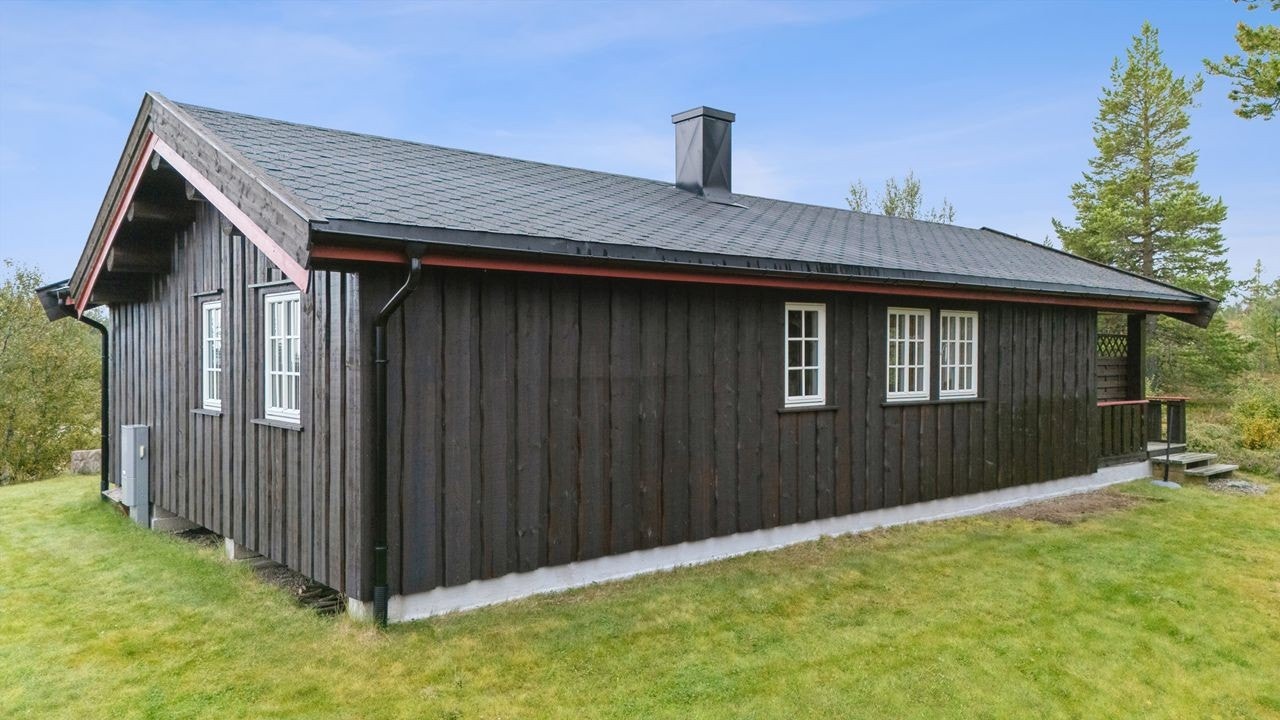 Solid fundamentering på Lecablokk og tak tekket med shingel fra byggeåret. Galleribilde