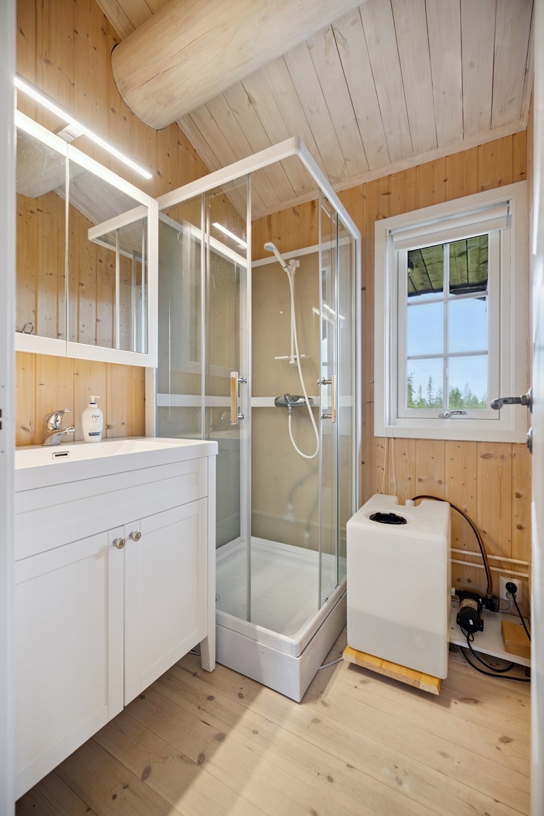 Hygienerom med dusjkabinett, servant og et 12V vannsystem med vanntank og 28-liters varmtvannsbereder. Galleribilde