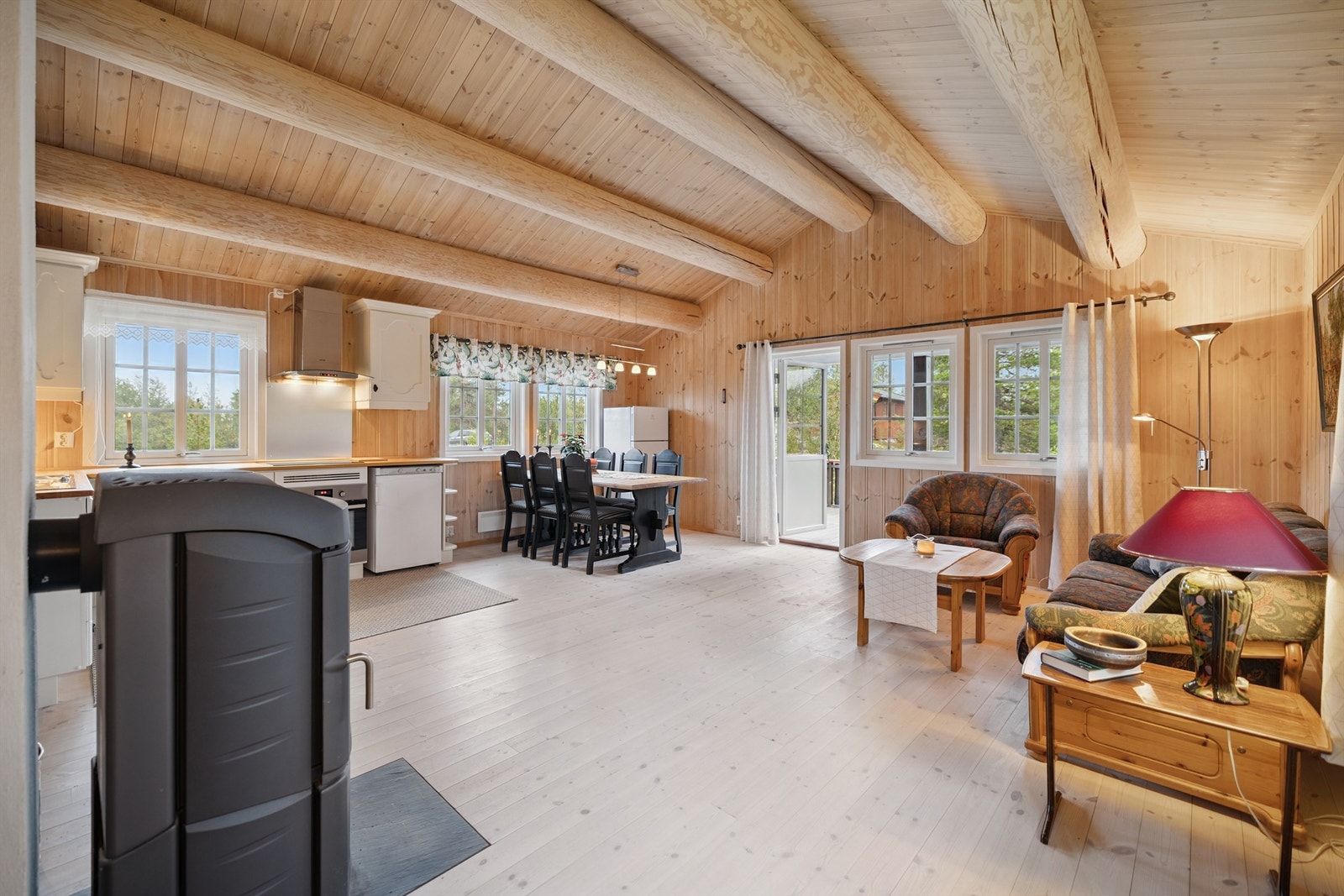 Vinduer med sprosser fra 2008 slipper inn rikelig med dagslys. Galleribilde